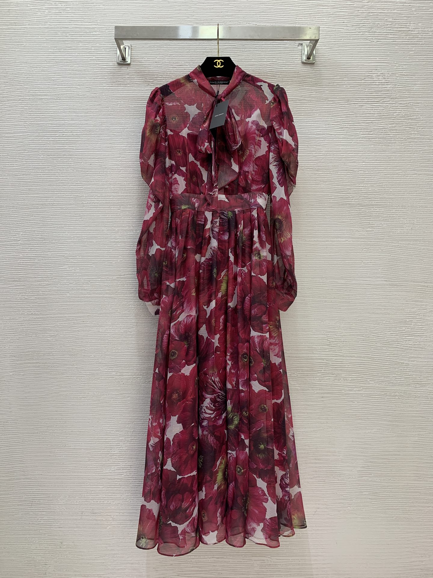 NO:586557,Model No. G25110735 Dolce & Gabbana DG* new high-end customized sparkling gold thread flower print, neck ribbon bow tie collar half body button door waist slimming pleated puff sleeves large skirt long-sleeved dress!  (S size bust 84, waist 68, sleeve length 68, skirt length 130),,Dolce&Gabbana,skirts,alexander wang19860909款号G25110735 杜嘉班纳DG*新款高端定制闪耀金丝线花朵印花、领口飘带蝴蝶结系带领子半身系扣门收腰显瘦褶皱泡泡袖大裙摆长袖连衣裙！ （S码胸围84,腰围68,袖长68,裙长130）,,Dolce&Gabbana,skirts,alexander wang,Women's clothing