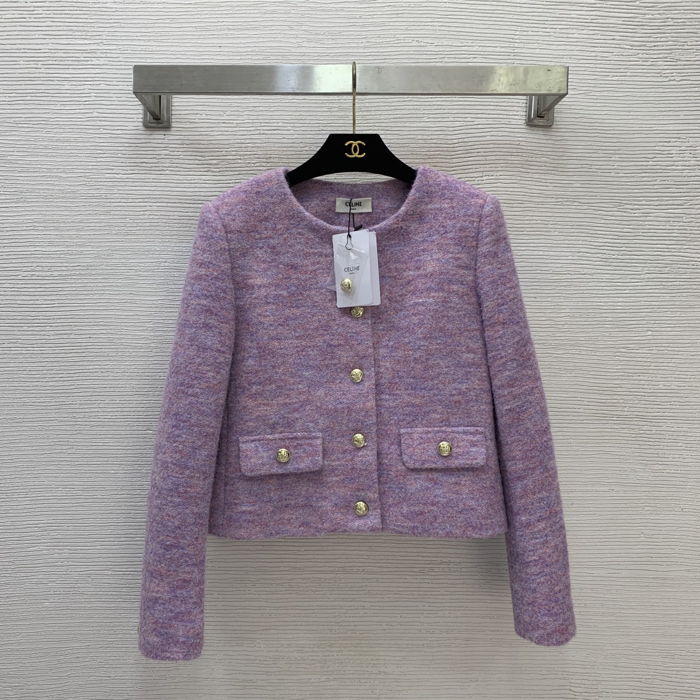 NO:579321,Model No. G25110618 CELIN* Celin's new high-end customized purple wool blended woolen fabric, stylish and fashionable gold buttons, round neck, long sleeves, short style and small style jacket!  (M size shoulder width 38 with shoulder pads, bust 94, sleeve length 59, dress length 50) hair,,celine,jackets & coats,alexander wang19860909款号G25110618 CELIN*思琳新款 高端定制紫色系羊毛混纺粗纺面料、气质时尚金色纽扣圆领长袖短款小香风外套！ （M码肩宽38有垫肩,胸围94,袖长59,衣长50）发,,celine,jackets & coats,alexander wang,Women's clothing