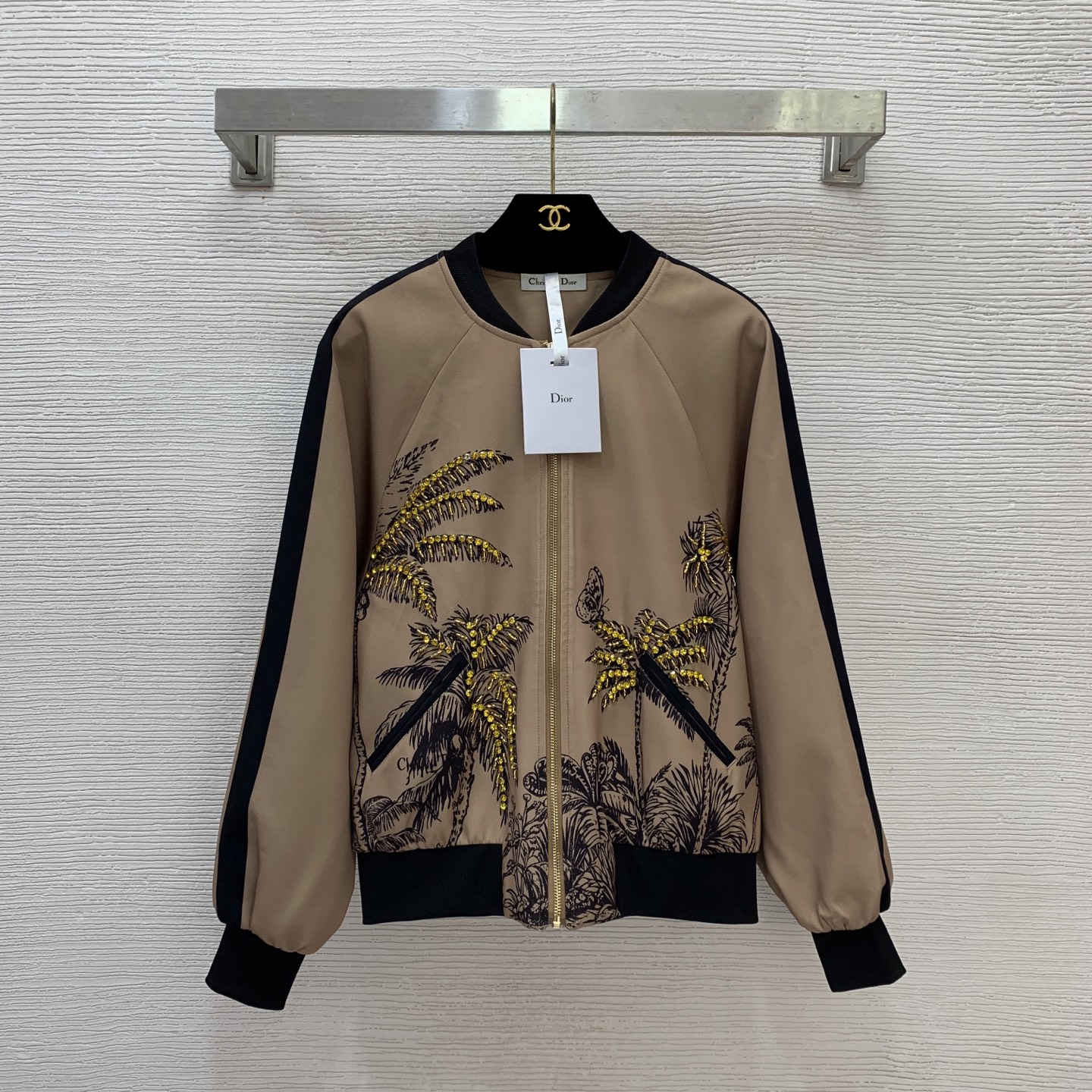 NO:588412,Model number G25110843 Dio* new high-end customized tropical rainforest pattern palm tree butterfly print, high-end heavy-duty diamond bead decoration threaded hem stitching zipper stand collar jacket jacket!  (S size bust 96, raglan sleeve length 68, dress length 59) hair,,dior,jackets & coats,jackets & coats,alexander wang19860909款号G25110843 Dio*新款高端定制 热带雨林图案棕榈树蝴蝶印花、高级感重工镶钻钉珠装饰螺纹缩摆拼接拉链立领夹克外套！ （S码胸围96,连肩袖长68,衣长59）发,,dior,jackets & coats,jackets & coats,alexander wang,Women's clothing