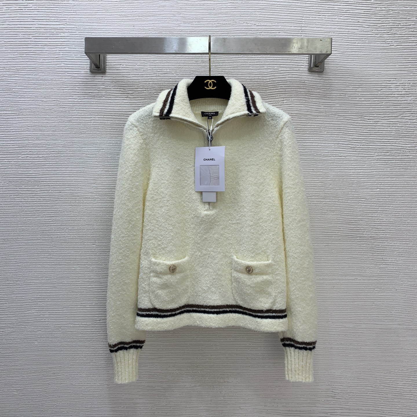 NO:588347,Style No. G25110842 CHANE's latest high-end customized wool yarn fabric is soft and skin-friendly!  Letter logo stenciled zipper pull, half-zip fly, double pockets, contrast striped lapel long-sleeved sweater top!  Apricot, black, 36-38-40 (size 38, shoulder width 36, bust 86, sleeve length 62, dress length 52) hair 1,,chanel,alexander wang19860909款号G25110842 CHANE*新款 高端定制羊毛纱线面料柔软亲肤！字母logo钢印拉链头半拉链门襟双口袋撞色条纹翻领长袖针织衫上衣！杏色、黑色、36-38-40（38码肩宽36,胸围86,袖长62,衣长52）发1,,chanel,alexander wang,Women's clothing