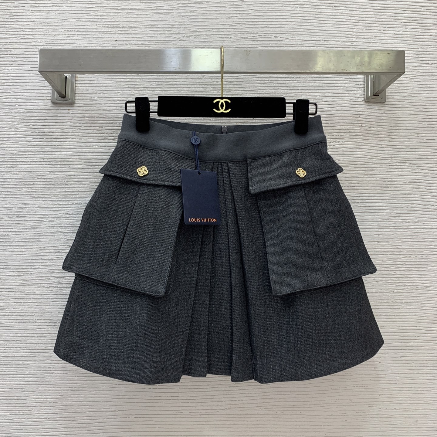 NO:586553,Style No. G25110753 LOUIS*Lvjia LV’s new high-end customized fabric, workwear-style flap big pocket decoration, pleated design in the middle, high-waisted slimming A-line short skirt!  Black, gray, (S size waist 64~68 elastic, skirt length 39) hair,,louis vuitton,louis vuitton,louis vuitton,louis vuitton,skirts,alexander wang19860909款号G25110753 LOUIS*驴家LV新款 高端定制面料、工装风翻盖大口袋装饰中间压褶设计高腰显瘦A字短裙半身裙！黑色、灰色、 （S码腰围64～68弹力,裙长39）发,,louis vuitton,louis vuitton,louis vuitton,louis vuitton,skirts,alexander wang,Women's clothing