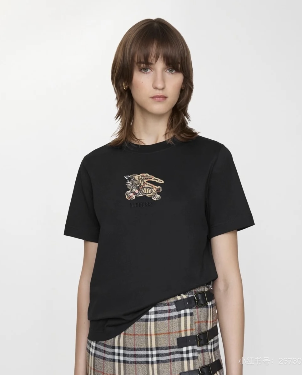 NO:579328,Style number D25110686 BURBERR*26 early spring new style for men and women, high-end customized pure cotton quality!  Heavy industry patchwork embroidered knight war horse logo, wide version, casual and versatile round neck short-sleeved T-shirt top!  White, black, --- (M size shoulder width 56, chest 114, sleeve length 20, clothing length 73) hair, burberry, T-shirt, tees, t-shirt, alexander wang19860909款号D25110686 男女同款BURBERR*26早春新款 高端定制纯棉精品质量！重工贴布刺绣骑士战马logo徽标宽大版型休闲百搭圆领短袖T恤上衣！白色、黑色、---（M码肩宽56,胸围114,袖长20,衣长73）发,,burberry,T-shirt,tees，t-shirt,alexander wang,Women's clothing