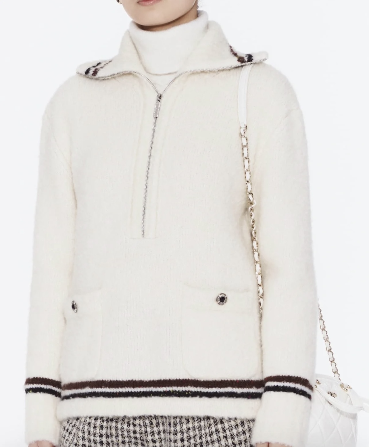 NO:588351,Style No. G25110842 CHANE's latest high-end customized wool yarn fabric is soft and skin-friendly!  Letter logo stenciled zipper pull, half-zip fly, double pockets, contrast striped lapel long-sleeved sweater top!  Apricot, black, 36-38-40 (size 38, shoulder width 36, bust 86, sleeve length 62, dress length 52) hair,,chanel,alexander wang19860909款号G25110842 CHANE*新款 高端定制羊毛纱线面料柔软亲肤！字母logo钢印拉链头半拉链门襟双口袋撞色条纹翻领长袖针织衫上衣！杏色、黑色、36-38-40（38码肩宽36,胸围86,袖长62,衣长52）发,,chanel,alexander wang,Women's clothing