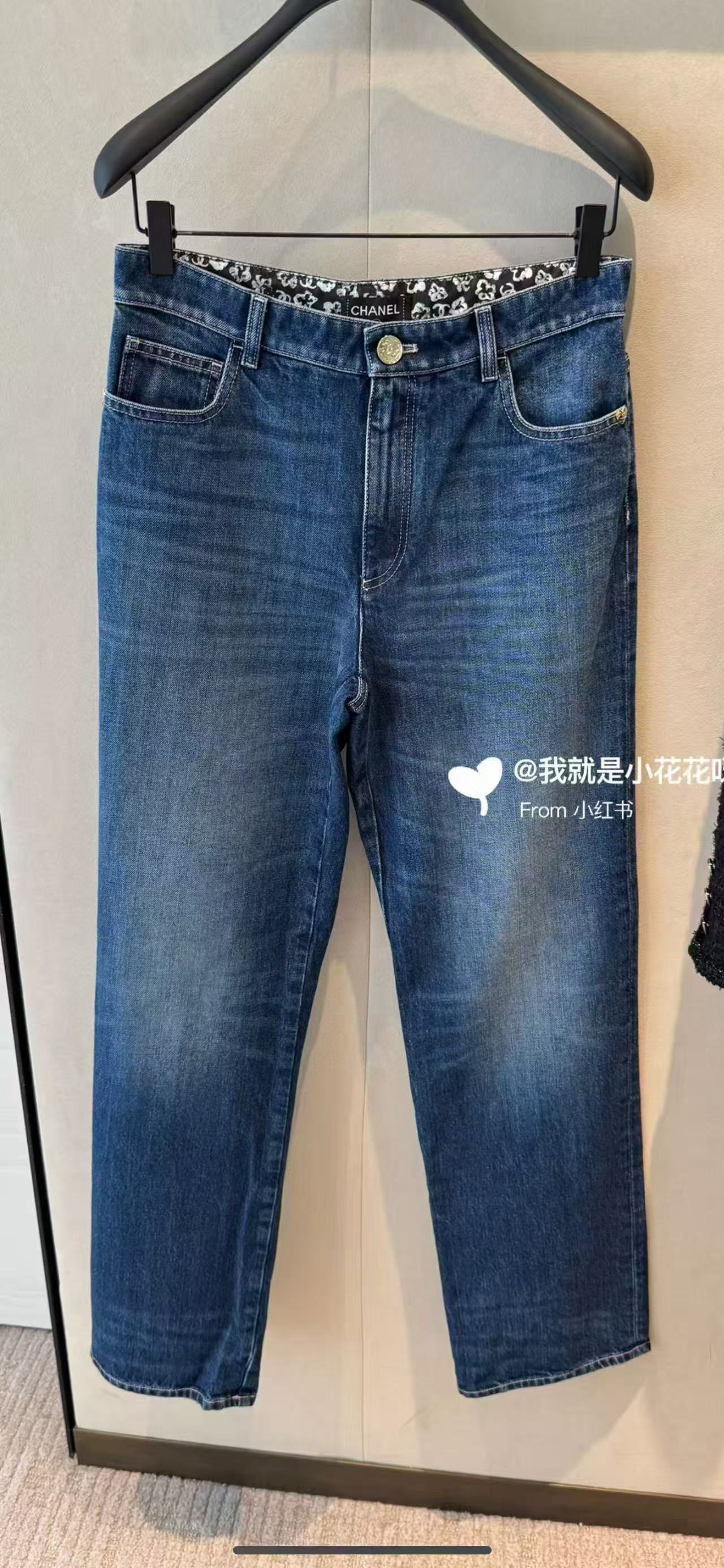 NO:588355,Style No. G25110845 CHANE* new high-end customized washed denim cotton fabric, small floral logo stitching inside the waistband, double C embroidered pocket decoration, simple and fashionable mid-to-high waist straight leg jeans!  Blue, 24-25-26-27-28-29-30 (size 27, waist 68 micro-elastic, pants length 101/waist ±2) hair,,chanel,jeans,alexander wang19860909款号G25110845 CHANE*新款高端定制洗水牛仔棉面料、腰头内里小碎花logo拼接双C刺绣口袋装饰简约时尚中高腰老爹裤直筒牛仔裤！蓝色,24-25-26-27-28-29-30（27码腰围68微弹,裤长101/腰围±2）发,,chanel,jeans,alexander wang,Women's clothing