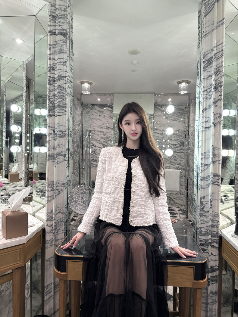 NO:588359,Model No. G25110864 Dio* new model, high-end custom textured lacquered grainy wool blended fabric, D family classic letter CD pearl buttons, heavy bead chain trimming, double pockets, short, fashionable and elegant long-sleeved jacket with small fragrance!  White, (size M shoulder width 37 with shoulder pads, bust 96, sleeve length 58, dress length 52) hair, dior, dior, jackets & coats, alexander wang19860909款号G25110864 Dio*新款 高端定制肌理漆颗粒感羊毛混纺面料、D家经典字母CD珍珠纽扣重工珠链镶边双口袋短款时尚气质小香风长袖外套！白色, （M码肩宽37有垫肩,胸围96,袖长58,衣长52）发,,dior,dior,jackets & coats,alexander wang,Women's clothing