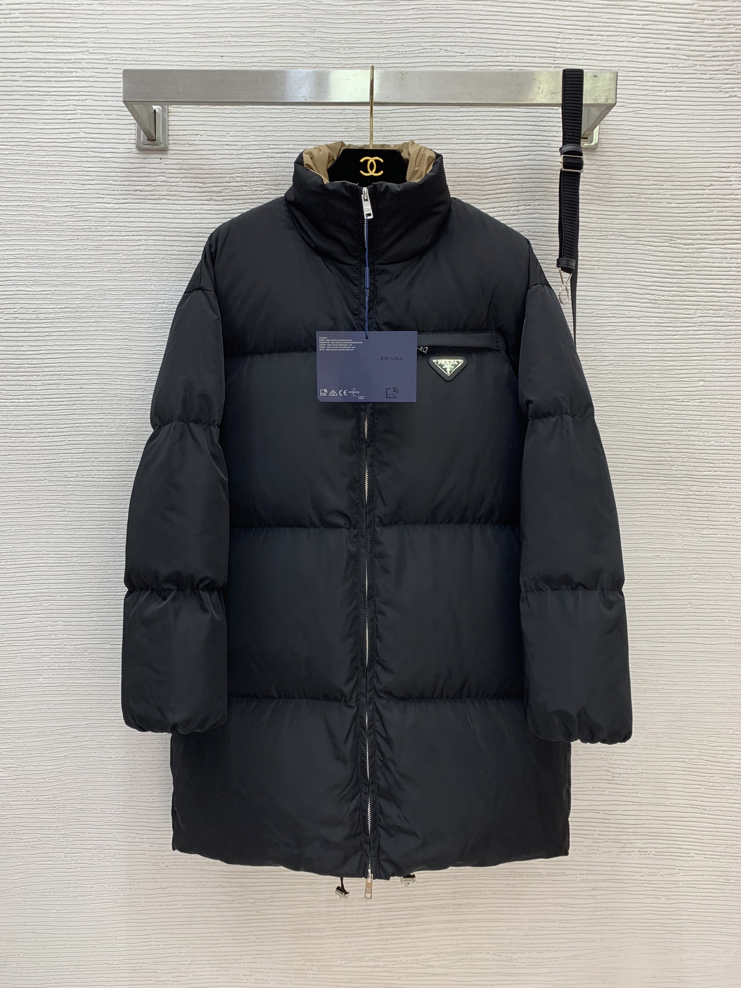 NO:591859,Comes with dust bag, model number G25111429 PRAD* new style, classic metal triangle logo badge decoration, national standard 90 duck down filling to thicken and keep warm, pockets on both sides, H version, versatile and fashionable mid-length stand-up collar down jacket with belt!  Black, (M size shoulder width 50, chest 108, sleeve length 52, clothing length 82) hair, prada, jackets & coats, down jacket, alexander wang19860909配防尘袋款号G25111429 PRAD*新款 经典金属三角标logo胸章装饰、国标90鸭绒填充物加厚保暖、两侧插口袋H版型百搭时尚中长款立领羽绒服外套配有腰带！黑色,（M码肩宽50,胸围108,袖长52,衣长82）发,,prada,jackets & coats,down jacket,alexander wang,Women's clothing