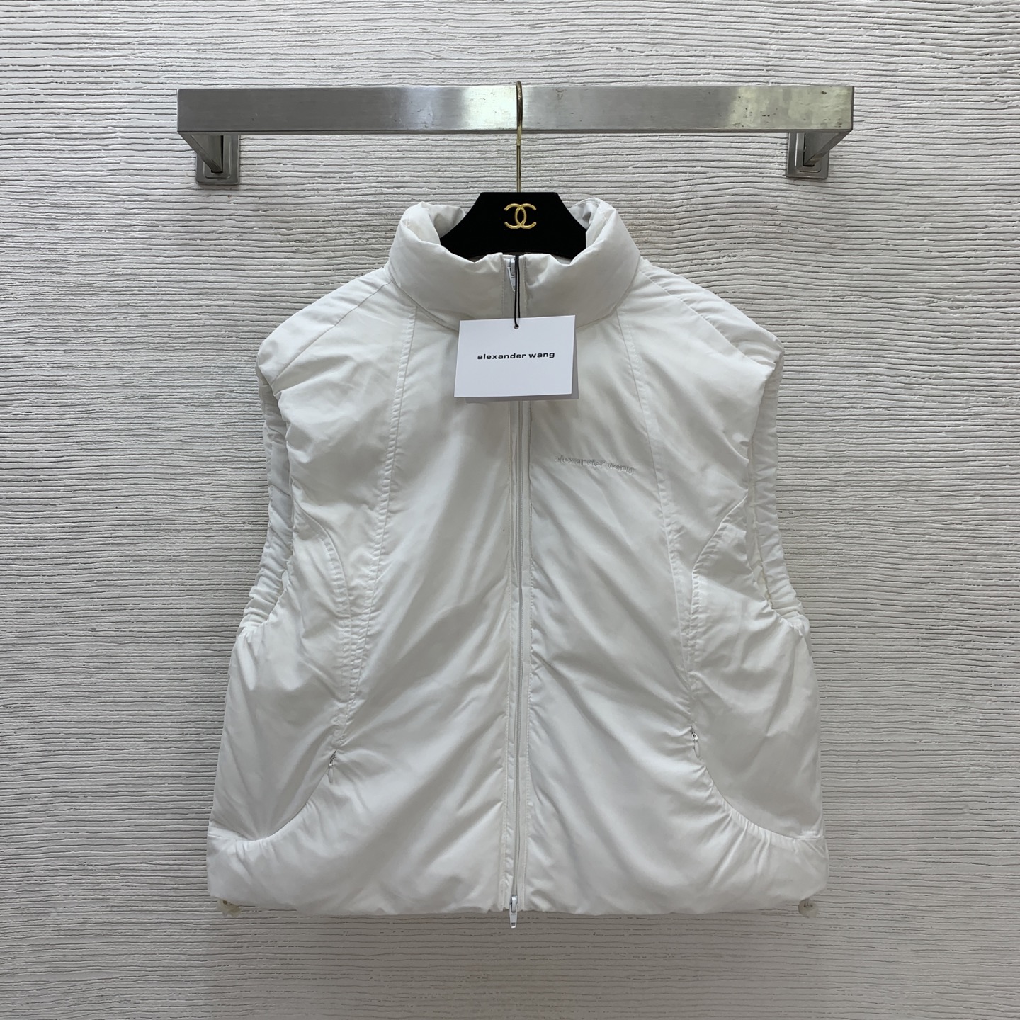 NO:590468,Comes with dust bag model number D25111173 Alexander Wan* King's new style down jacket with embroidered letter logo on the chest, white duck down filling, light and warm, fashionable and simple zipper pockets, stand collar vest!  White, (size M shoulder width 45, bust 110, length 55) hair,,alexander wang,jackets & coats,down jacket,alexander wang19860909配防尘袋款号D25111173 Alexander Wan*大王新款 胸前字母logo刺绣徽标、白鸭绒填充物轻盈保暖时尚简约拉链口袋立领马甲羽绒外套！白色,（M码肩宽45,胸围110,衣长55）发,,alexander wang,jackets & coats,down jacket,alexander wang,Women's clothing