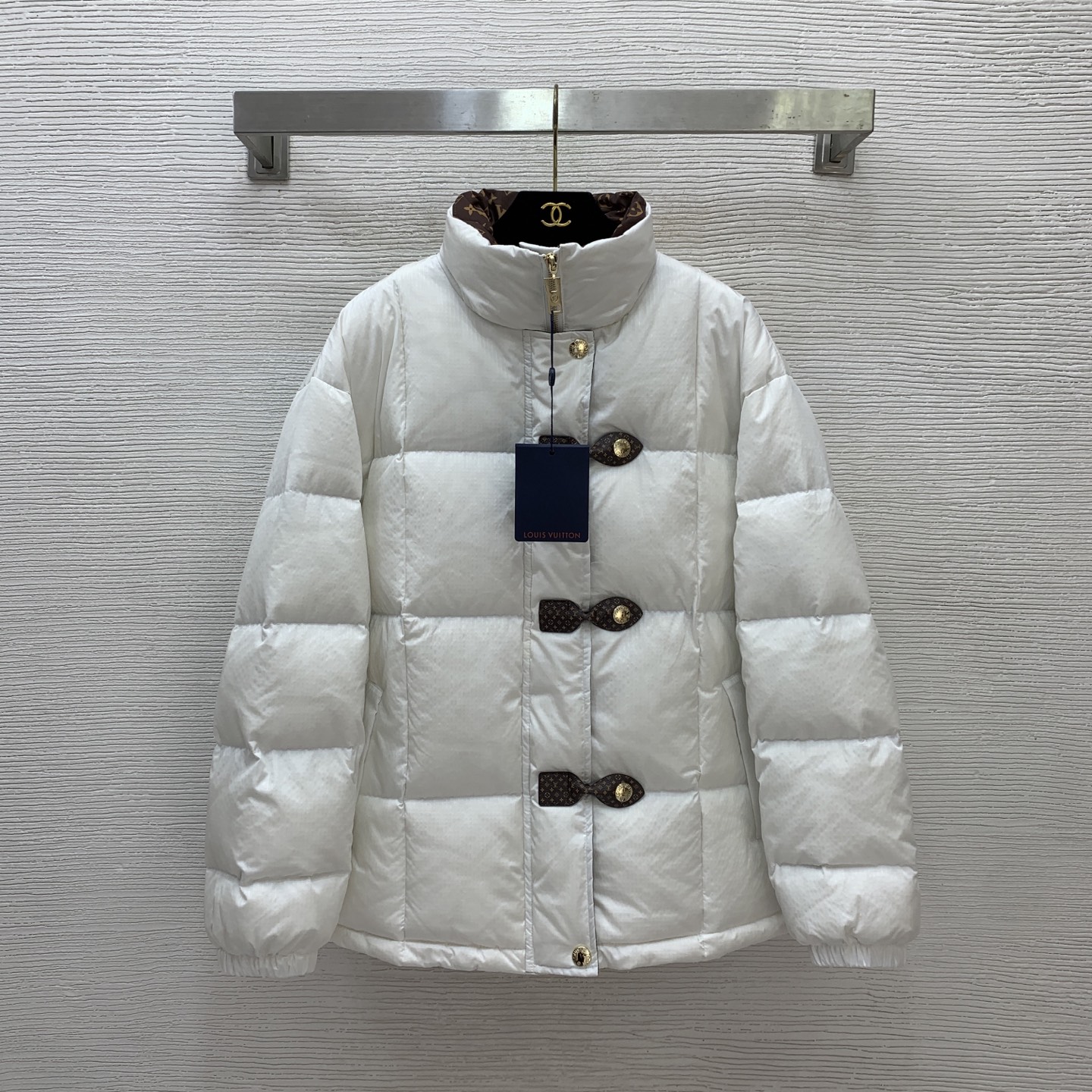 NO:590884,Comes with dust bag, model number G25111276. Unisex LOUIS*Lvjia LV new custom letter logo stamped hardware accessories, presbyopic letter print lining, national standard 90 white duck down filling, thickened and warm, personalized design leather buckle placket, zip fly, high collar plaid bread jacket, down jacket!  White, black, (M size shoulder width 50, chest 112, sleeve length 53, clothing length 67),,louis vuitton,louis vuitton,louis vuitton,louis vuitton,jackets & coats,down jacket,alexander wang19860909配防尘袋款号G25111276 男女同款LOUIS*驴家LV新款定制字母logo钢印五金配件、内里老花字母印花内衬国标90白鸭绒填充物加厚保暖、个性设计皮革扣门襟拉链门襟高领格子面包服羽绒服外套！白色、黑色、（M码肩宽50,胸围112,袖长53,衣长67）,,louis vuitton,louis vuitton,louis vuitton,louis vuitton,jackets & coats,down jacket,alexander wang,Women's clothing