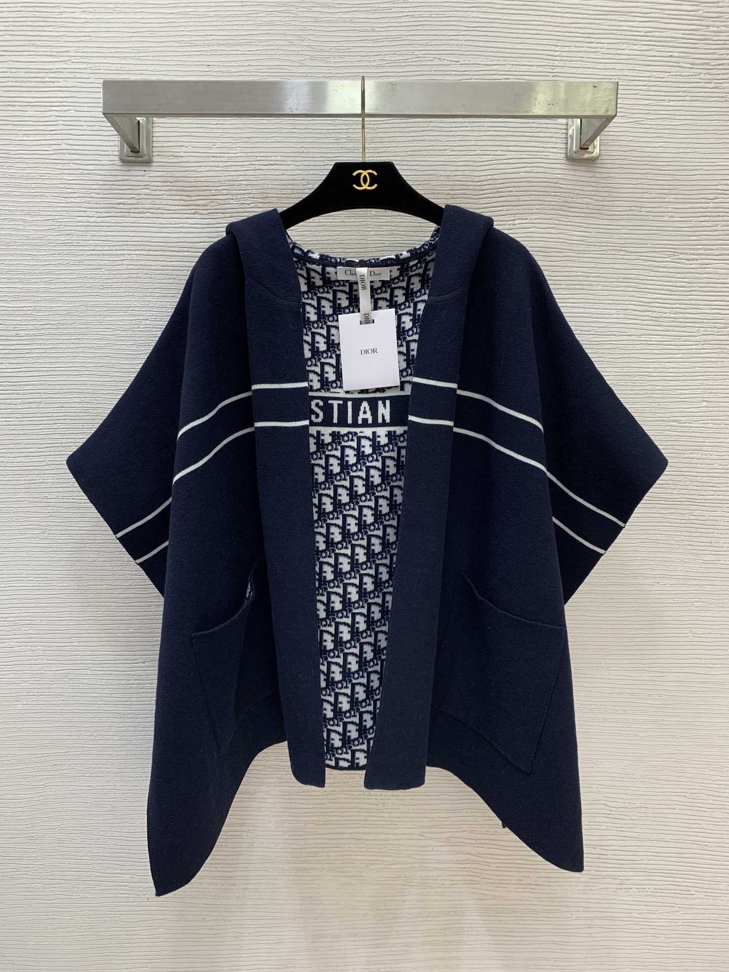 NO:590479,Style No. G25111173 Reversible Dio* new high-end customized cashmere yarn fabric, classic presbyopic letter logo printing loose and fashionable hooded cape sweater jacket!  Navy blue, 36.38.40 (size 38 loose bust, length 65) hair, dior, jackets & coats, hats, alexander wang19860909款号G25111173 双面可穿Dio*新款高端定制山羊绒纱线面料、经典老花字母logo印花宽松时尚连帽斗篷针织衫外套！藏蓝色,36.38.40（38码胸围宽松,长度65）发,,dior,jackets & coats,hats,alexander wang,Women's clothing