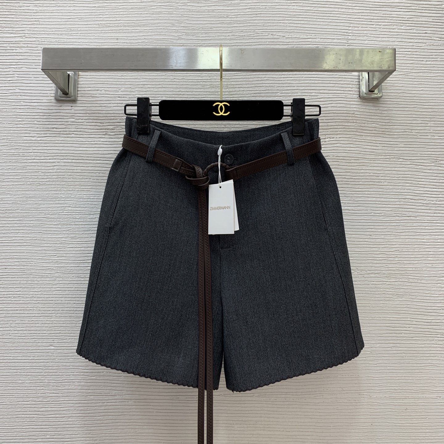 NO:590477,Style No. G25111126 ZIMMERMAN* new style, high-end customized fabrics, buttoned zipper fly, leather belt with corrugated edges, versatile high-waisted shorts!  Black, gray, (S size waist 66, pants length 39) hair, shorts, alexander wang19860909款号G25111126 ZIMMERMAN*新款 高端定制面料、系扣拉链门襟搭配皮革腰带装饰波纹包边 气质百搭高腰短裤！黑色、灰色、 （S码腰围66,裤长39）发,,shorts,alexander wang,Women's clothing