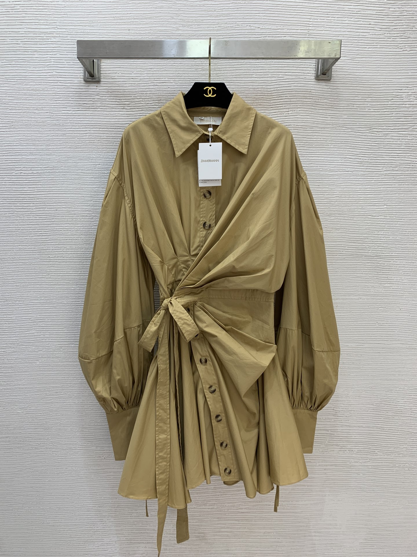 NO:590459,Style No. G25111135 ZIMMERMAN* ZIMMERMAN Australian brand, high-end customized cotton and linen blended fabric, simple temperament, pinch pleats and personalized design, straps, lantern sleeves, button placket, lapels, mid-length dress!  White, khaki, red, 1.2.3.4/SMLXL (size 2 shoulder width 58, bust 90~108, waist 74, sleeve length 69, skirt length 94) hair,,skirts,alexander wang19860909款号G25111135 ZIMMERMAN*兹默曼澳洲品牌 高端定制棉麻混纺面料、简约气质捏褶个性设计绑带灯笼袖系扣门襟翻领中长款连衣裙！白色、卡其色、红色、1.2.3.4/SMLXL（2码肩宽58,胸围90～108,腰围74,袖长69,裙长94）发,,skirts,alexander wang,Women's clothing