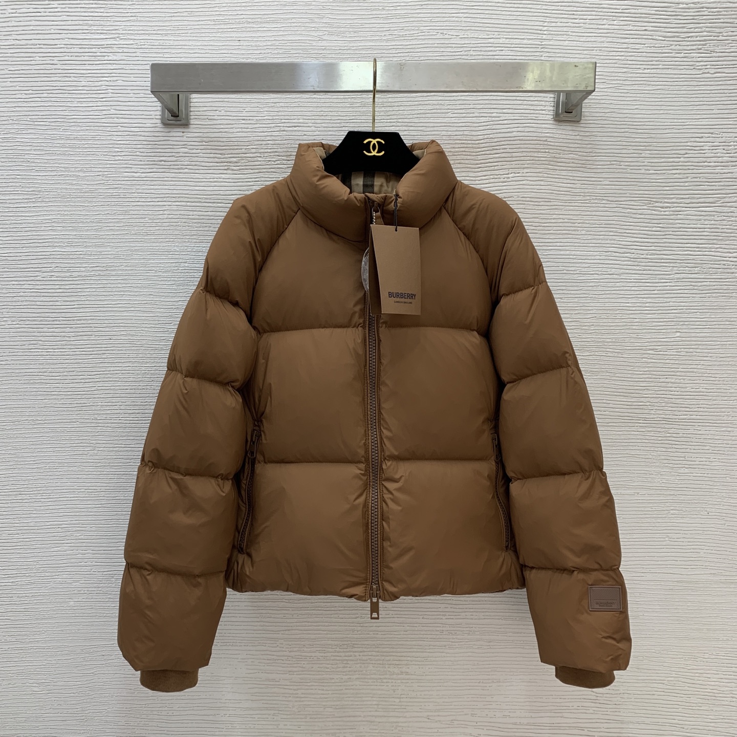 NO:589422,Comes with dust bag model number G25111073 BURBERR* new style B home custom plaid splicing collar sleeves BBR silicone logo decoration zipper placket stand collar short bread coat down jacket!  Brown, black (one size fits all, bust 114, raglan sleeve length 70, dress length 56) hair, burberry, jackets & coats, down jacket, alexander wang19860909配防尘袋款号G25111073 BURBERR*新款 B家定制格纹拼接领子袖子BBR硅胶徽标装饰拉链门襟立领短款面包服羽绒服外套！咖色、黑色（均码胸围114,连肩袖长70,衣长56）发,,burberry,jackets & coats,down jacket,alexander wang,Women's clothing