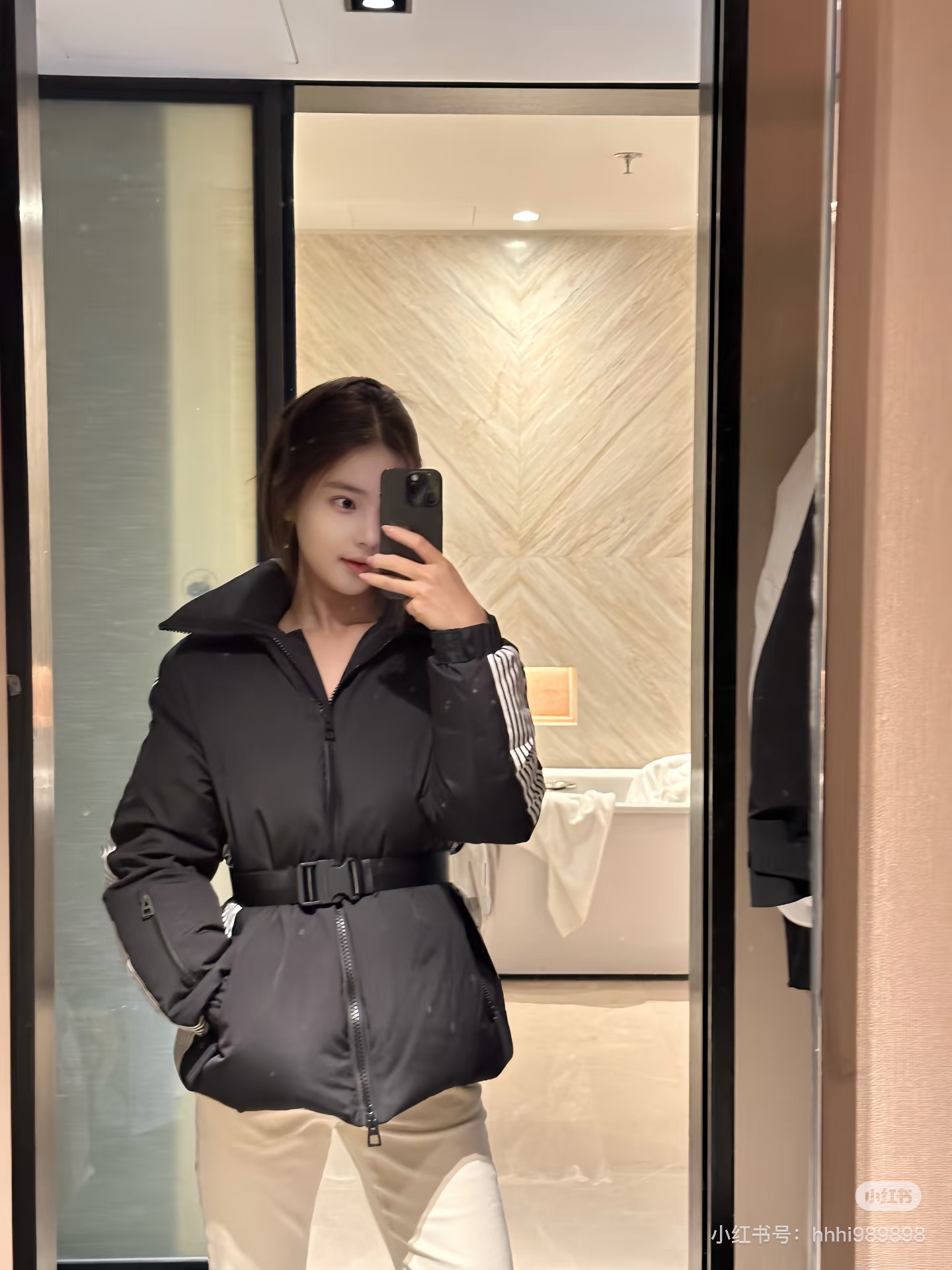 NO:590481,Model No. G25111153 Dio* new D family customized contrasting stripe letter logo printing splicing zipper personalized design, white duck down filling to keep warm and thickened with a belt to tighten the waist and slim down the lapel down jacket!  Black, (M size shoulder width 45, chest 114, sleeve length 65, clothing length 67) hair, dior, dior, jackets & coats, down jacket, alexander wang19860909款号G25111153 Dio*新款D家定制撞色条纹字母logo印花拼接拉链个性设计、白鸭绒填充物保暖加厚搭配腰带收腰显瘦翻领羽绒服外套！黑色,（M码肩宽45,胸围114,袖长65,衣长67）发,,dior,dior,jackets & coats,down jacket,alexander wang,Women's clothing