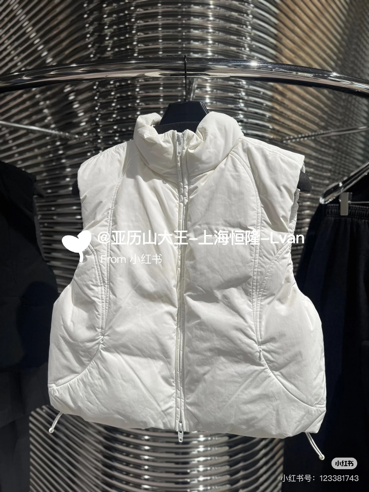 NO:590471,Model No. D25111173 Alexander Wan*'s new style, embroidered letter logo on the chest, white duck down filling, lightweight, warm, fashionable and simple zipper pocket, stand collar, vest down jacket!  White, (size M shoulder width 45, bust 110, length 55,,alexander wang,jackets & coats,down jacket,alexander wang19860909款号D25111173 Alexander Wan*大王新款 胸前字母logo刺绣徽标、白鸭绒填充物轻盈保暖时尚简约拉链口袋立领马甲羽绒外套！白色,（M码肩宽45,胸围110,衣长55,,alexander wang,jackets & coats,down jacket,alexander wang,Women's clothing