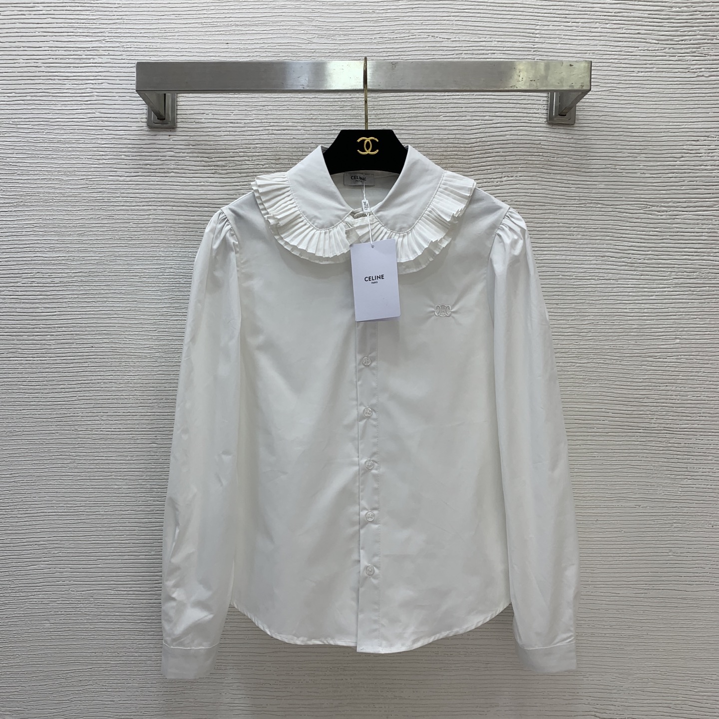 NO:590879,Model No. D25111246 CELIN* new custom letter logo button Arc de Triomphe embroidered badge decorated with pleated double-layer lace large lapel fashionable age-reducing long-sleeved cotton shirt!  White, (M size shoulder width 37, bust 96,60, length 63) hair, celine, alexander wang19860909款号D25111246 CELIN*新款定制字母logo纽扣凯旋门刺绣胸章装饰压褶双层花边大翻领时尚减龄长袖棉衬衣！白色,（M码肩宽37,胸围96,60,衣长63）发,,celine,alexander wang,Women's clothing