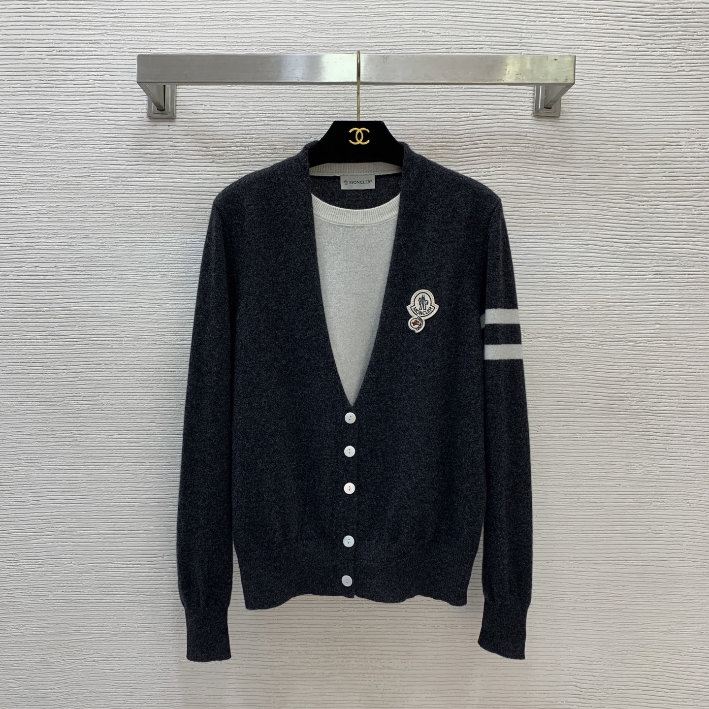 NO:591334,Style No. G25111378 Moncler* new model for the mouth. High-end customized wool yarn fabric is soft and skin-friendly!  Fake two-piece buttoned V-neck pullover long-sleeved sweater top decorated with logo badge on the chest!  Navy blue, dark gray, red (one size fits all, shoulder width 37, bust 96, sleeve length 58, dress length 56) hair,,Moncler,alexander wang19860909款号G25111378 Moncler*蒙口新款 高端定制羊毛纱线面料软糯亲肤！胸前logo徽章装饰假两件系扣V领套头长袖针织衫上衣！藏蓝色、深灰色、红色（均码肩宽37,胸围96,袖长58,衣长56）发,,Moncler,alexander wang,Women's clothing