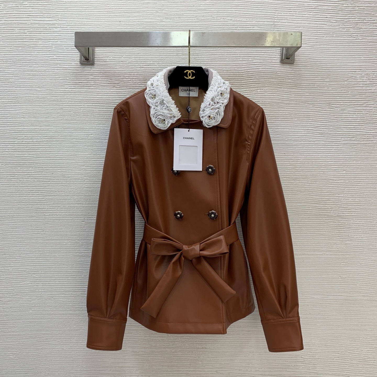 NO:606582,Model No. G25111425 CHANE* new model, high-end custom-made simulated lambskin, high-quality PU leather fabric, removable diamond-embellished beaded lace flower collar, double-breasted side placket, and belt to slim down the waist, doll collar, long-sleeved leather jacket!  Khaki, brown, (S size shoulder width 40, chest 106, sleeve length 60, dress length 63) hair,,chanel,jackets & coats,leather jacket,sheepskin,alexander wang19860909款号G25111425 CHANE*新款 高端定制仿真小绵羊皮优质PU皮革面料、可拆卸镶钻钉珠蕾丝花领子双排扣侧开门襟搭配腰带收腰显瘦娃娃领长袖皮衣外套！卡其色、棕色、 （S码肩宽40,胸围106,袖长60,衣长63）发,,chanel,jackets & coats,leather jacket,sheepskin,alexander wang,Women's clothing