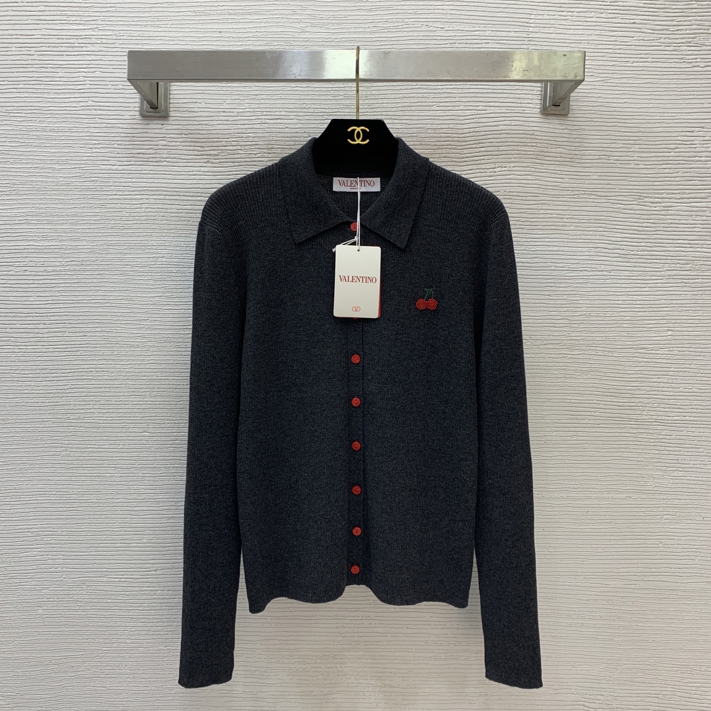 NO:590894,Model No. D25111279 VALENTIN* Warren's new model, cherry beaded embroidery decoration on the chest with red single-breasted placket, buttoned lapels, slim fit, long-sleeved sweater top!  Dark gray, navy blue, (L size bust 80, sleeve length 59, dress length 56) hair,,valentino,valentino,alexander wang19860909款号D25111279 VALENTIN*华伦家新款 胸前樱桃钉珠刺绣装饰搭配红色单排扣门襟系扣翻领修身显瘦长袖针织衫上衣！深灰色、藏蓝色、（L码胸围80,袖长59,衣长56）发,,valentino,valentino,alexander wang,Women's clothing