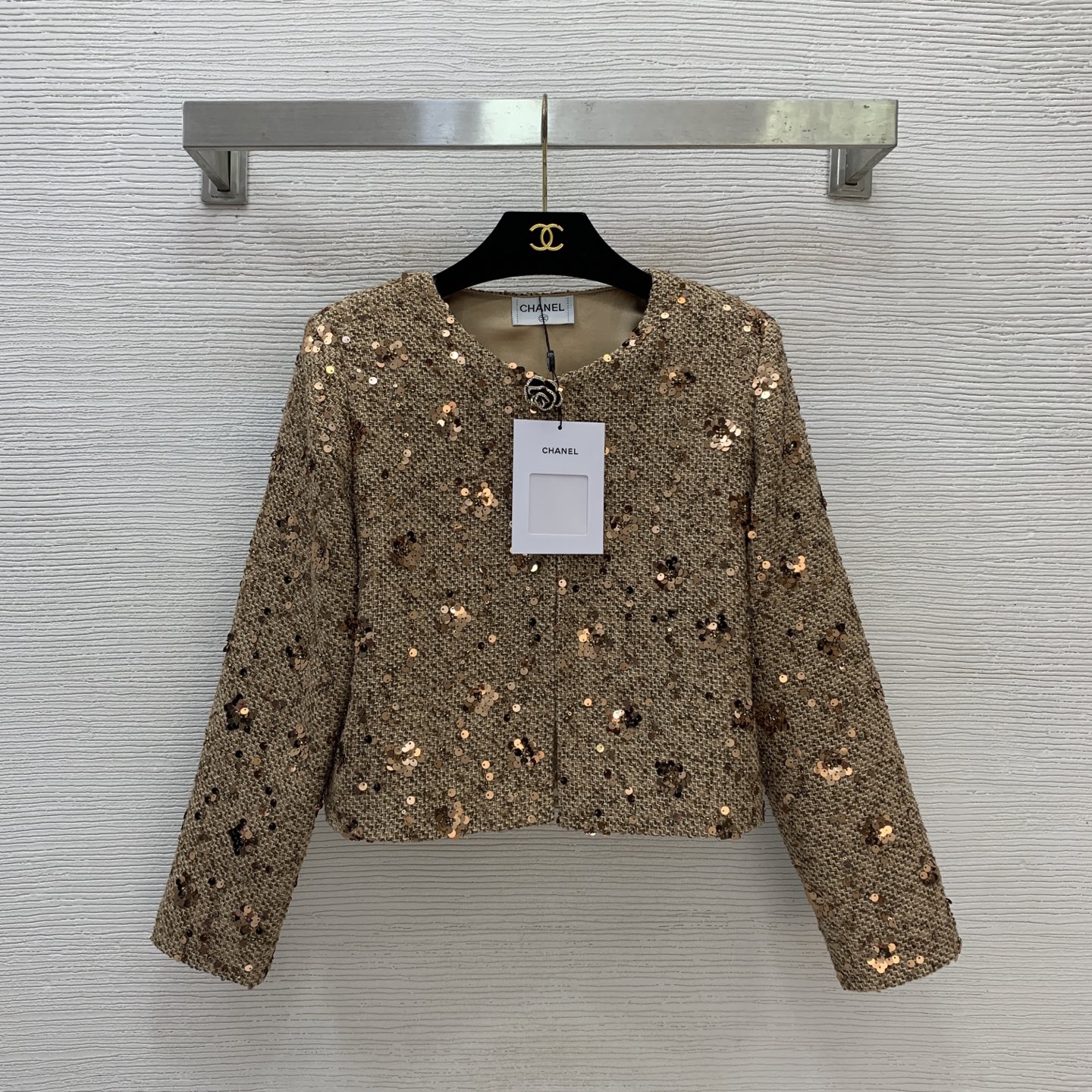 NO:591338,Model No. G25111348 Chane* new model, high-end customized heavy-duty blingbling glittering sequined woven slub fabric, metal hidden hidden button placket, round neck, long-sleeved short jacket, top with camellia brooch decoration!  (M size shoulder width 36 with shoulder pads, chest 92, sleeve length 55, dress length 46) Jackets, chanel, jackets & coats, brooch, breastpin, alexander wang19860909款号G25111348 Chane*新款 高端定制重工blingbling闪闪亮片编织粗纺面料、金属隐藏暗扣门襟圆领长袖短款外套上衣赠送山茶花胸针装饰！ （M码肩宽36有垫肩,胸围92,袖长55,衣长46）外套,,chanel,jackets & coats,brooch，breastpin,alexander wang,Women's clothing