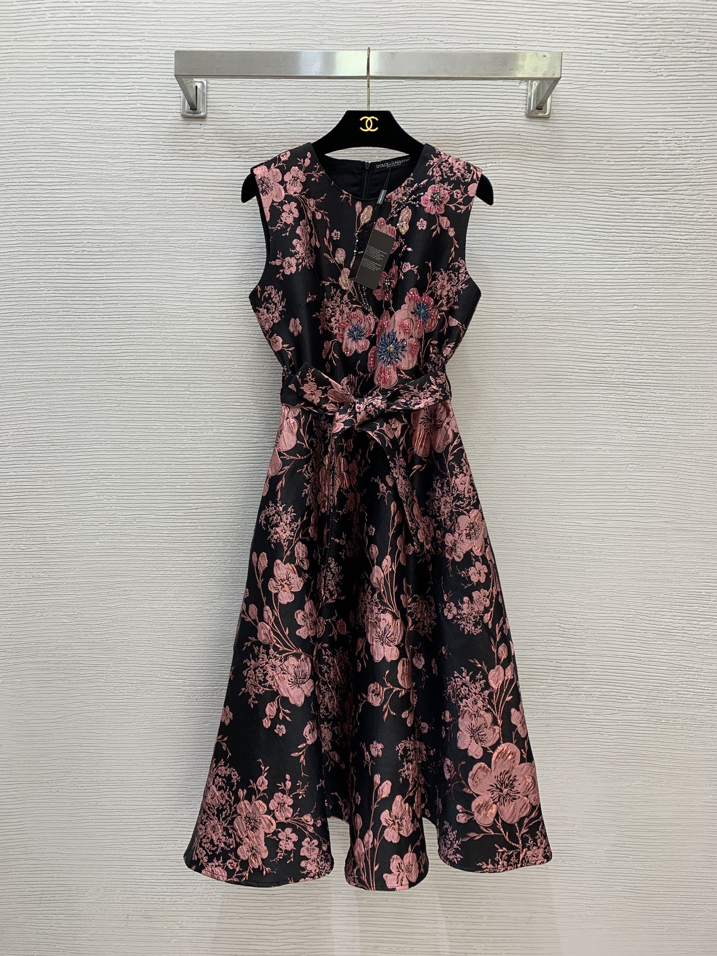 NO:605992,Style No. G25111718 Dolce & Gabbana DG* new high-end customized jacquard fabric with crisp and stylish shape!  High-end and ladylike style floral jacquard chest, high-end and heavy-duty diamond-encrusted beading decoration, waist slimming sleeveless vest, banquet dress, long dress with belt!  (S size S shoulder width 35, bust 82, waist 66, skirt length 111),,Dolce&Gabbana,skirts,alexander wang19860909款号G25111718 杜嘉班纳DG*新款 高端定制提花面料版型挺括有型！高级感气质名媛风花枝提花胸前高级感重工镶钻钉珠装饰收腰显瘦无袖背心宴会礼服长款连衣裙配有腰带！ （S码肩宽35,胸围82,腰围66,裙长111）,,Dolce&Gabbana,skirts,alexander wang,Women's clothing