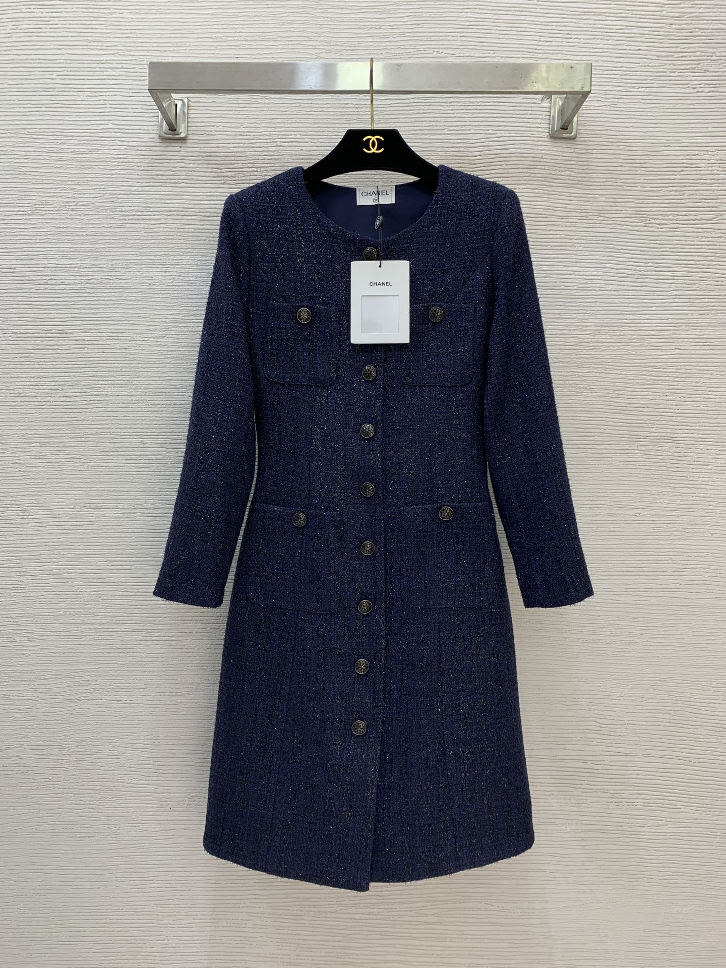 NO:605194,Model No. G25111585 Chane* new high-end customized glitter woven wool blend fabric, single-breasted placket, four-pocket round neck, long-sleeved slim fit and slim slub dress!  Navy blue, (S size bust 84, waist 72, sleeve length 53, skirt length 92) hair,,chanel,skirts,alexander wang19860909款号G25111585 Chane*新款 高端定制闪丝编织羊毛混纺面料、单排扣门襟四口袋圆领长袖修身显瘦粗纺连衣裙！藏蓝色, （S码胸围84,腰围72,袖长53,裙长92）发,,chanel,skirts,alexander wang,Women's clothing