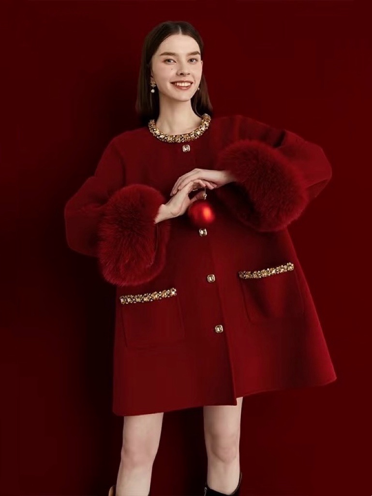 NO:591347,Model No. G25111388 MIUMI*U*Miaojia’s new Christmas hot version of the super popular New Year’s shirt. The chaebol daughter recommends the high-end custom-made Australian double-sided woolen fabric, heavy-duty diamond-encrusted sequins trim decoration, rhinestone buckle placket, large pockets, woolen coat cuffs for small people, fox fur collar, detachable and free dust bag!  Off-white, red, black, (S size bust 106, raglan sleeve length 60, dress length 73) hair,,miumiu,jackets & coats,alexander wang19860909款号G25111388 MIUMI*U*缪家新款圣诞爆版超火新年战袍财阀千金大小姐推荐入高端定制澳洲双面羊毛呢面料、重工镶钻亮片镶边装饰水钻扣门襟大口袋小个子毛呢大衣外套袖口狐狸毛领可拆卸赠送防尘袋！米白色、红色、黑色、（S码胸围106,连肩袖长60,衣长73）发,,miumiu,jackets & coats,alexander wang,Women's clothing