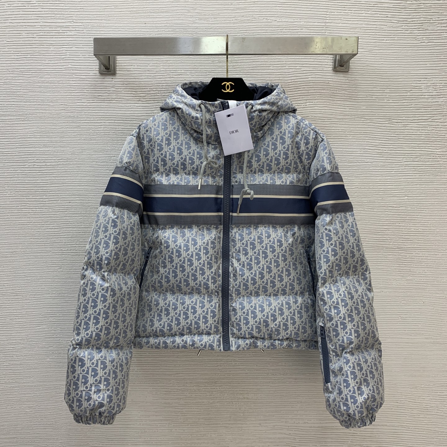 NO:605198,Equipped with dust bag model number G25111578 Dio* new D family classic presbyopia letter logo jacquard fabric, national standard 90 duck down filling inside, thickened and warm short hooded down jacket thick jacket!  (M size shoulder width 45, chest 116, sleeve length 61, clothing length 54) hair,, dior, dior, jackets & coats, down jacket, hats, alexander wang19860909配防尘袋款号G25111578 Dio*新款 D家经典老花字母logo提花面料、内里国标90鸭绒填充物加厚保暖短款连帽羽绒服厚外套！（M码肩宽45,胸围116,袖长61,衣长54）发,,dior,dior,jackets & coats,down jacket,hats,alexander wang,Women's clothing