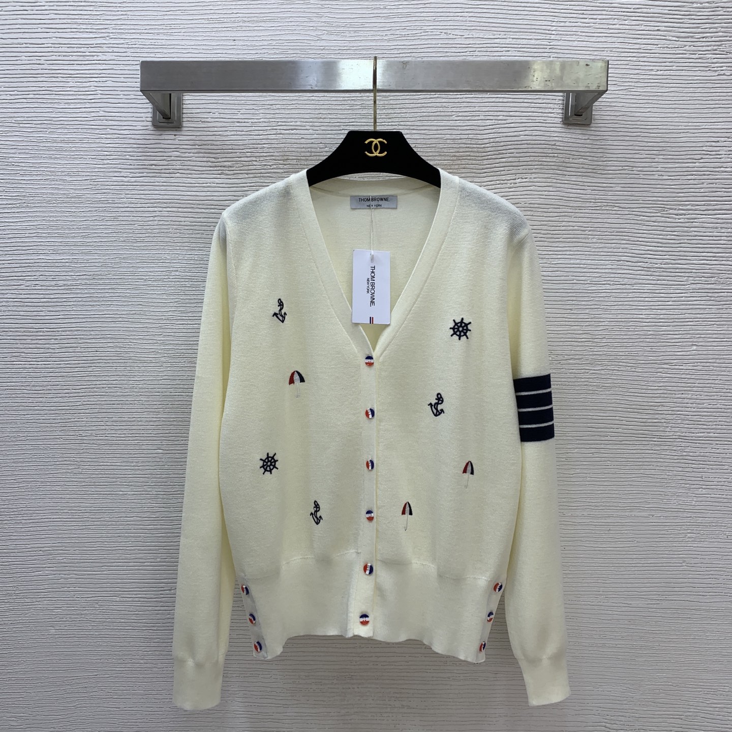 NO:605197,Model No. G25111582 THOM BROWN* new TB classic three-color striped webbing splicing embroidery decoration buttoned V-neck long-sleeved sweater top!  Apricot, navy blue, (L size shoulder width 37, bust 102, sleeve length 59, dress length 58) hair,,alexander wang19860909款号G25111582 THOM BROWN*新款 TB经典三色条纹织带拼接刺绣装饰系扣V领长袖针织衫上衣！杏色、藏蓝色、（L码肩宽37,胸围102,袖长59,衣长58）发,,alexander wang,Women's clothing