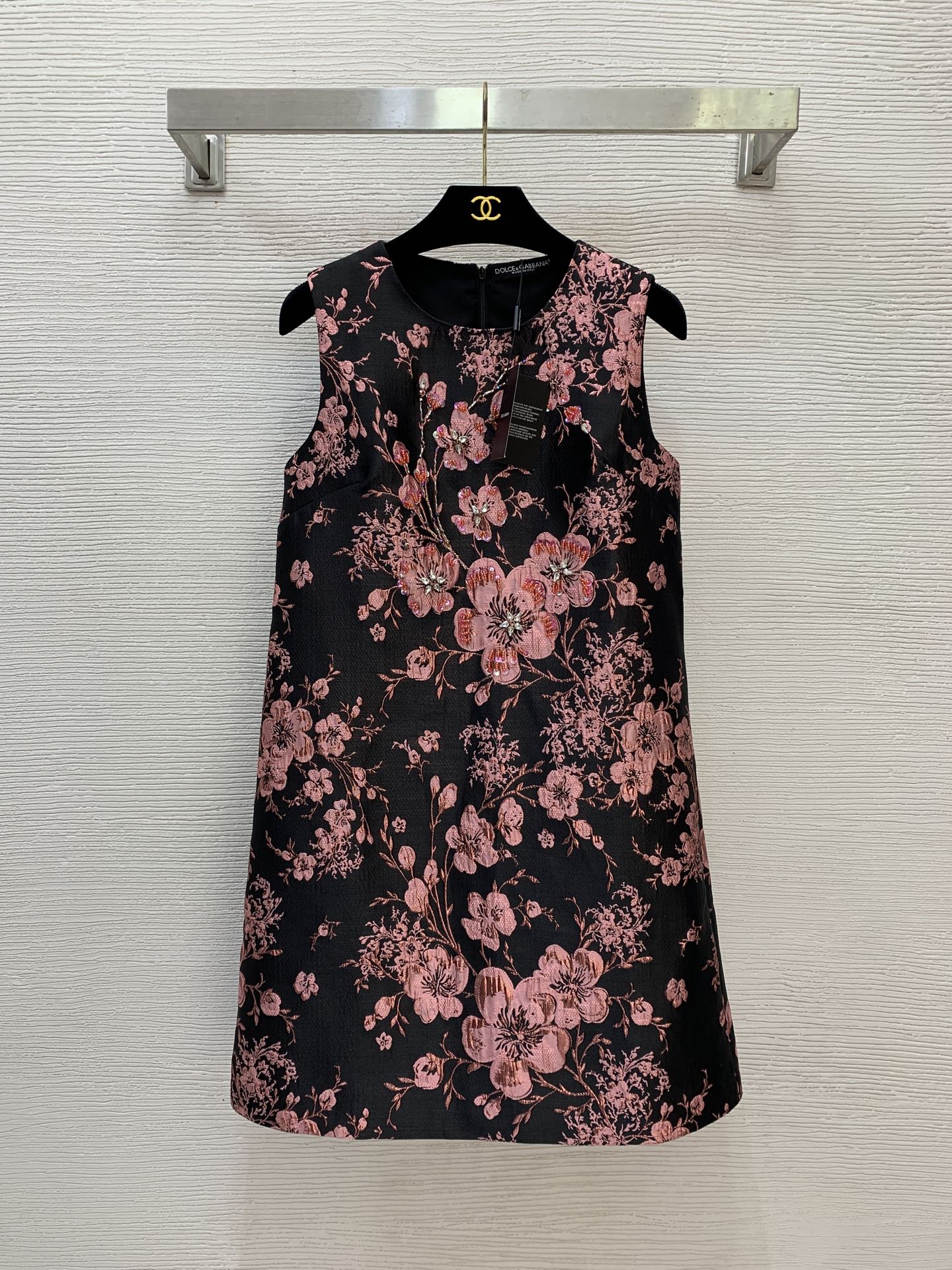 NO:605989,Style No. G25111782 Dolce & Gabbana DG* new high-end customized jacquard fabric with crisp and stylish shape!  The body is covered with floral jacquards, a high-end feel, and the front piece is heavily decorated with diamonds and beads. The small A version is versatile and fashionable, sleeveless vest, banquet dress, dress!  (S size bust 84, skirt length 86),,Dolce&Gabbana,skirts,alexander wang19860909款号G25111782 杜嘉班纳DG*新款 高端定制提花面料版型挺括有型！满身花枝花朵提花高级感前片重工镶钻钉珠装饰小A版型百搭时尚无袖背心宴会礼服裙连衣裙！ （S码胸围84,裙长86）,,Dolce&Gabbana,skirts,alexander wang,Women's clothing