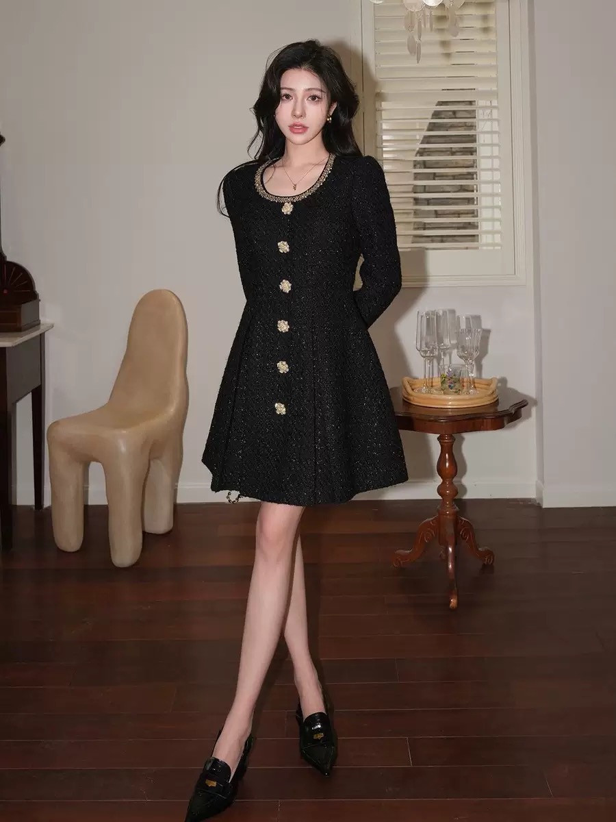 NO:591847,Style No. G25111458 Self-Portrai* new model, high-end customized glitter silk blended woven slub fabric, heavy beading and diamond-embellished neckline, single-breasted button decoration, pleated waist, slimming U-neck long-sleeved dress!  Black, (size S, shoulder width 35 with shoulder pads, bust 84, waist 72, sleeve length 55, skirt length 85) hair, skirts, alexander wang19860909款号G25111458 Self-Portrai*新款 高端定制闪丝混纺编织粗纺面料、领口重工钉珠镶钻单排扣装饰压褶收腰显瘦U领长袖连衣裙！黑色, （S码肩宽35有垫肩,胸围84,腰围72,袖长55,裙长85）发,,skirts,alexander wang,Women's clothing