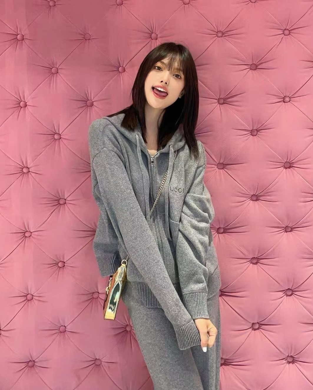 NO:591857,Style No. G25111473 GUCC’s latest high-end customized wool yarn fabric is soft and comfortable!  Loose and versatile casual knitted cardigan top with letter logo embroidery on the chest and zip fly!  Gray, (M size shoulder width 42, chest 104, sleeve length 56, dress length 59) hair,,gucci,alexander wang19860909款号G25111473 GUCC*新款 高端定制羊毛纱线面料柔软舒适！胸前字母logo刺绣徽标拉链门襟宽松百搭休闲针织开衫上衣！灰色,（M码肩宽42,胸围104,袖长56,衣长59）发,,gucci,alexander wang,Women's clothing