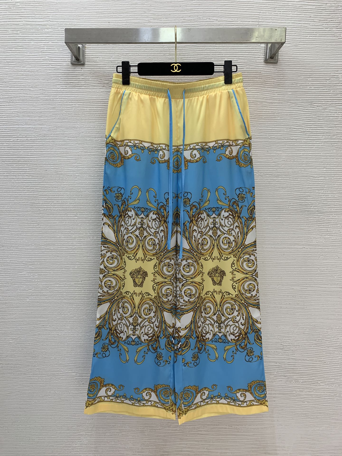 NO:606004,Style No. D25111762 Versac* new style, palace style retro fashion Medusa head print, pockets on both sides, loose casual wide-leg trousers!  Pink, blue, (M size waist 68 elastic, hip 100, pants length 94) pants, versace, alexander wang19860909款号D25111762 Versac*新款 宫廷风复古时尚美杜莎头像印花 两侧插口袋宽松休闲阔腿裤长裤！粉色、蓝色、 （M码腰围68松紧,臀围100,裤长94）裤子,,versace,alexander wang,Women's clothing