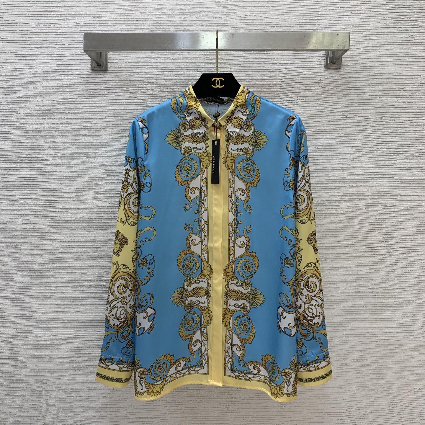 NO:605980,Style No. D25111765 Versac* new style, palace style retro fashion Medusa head print, loose and casual buttoned lapel long-sleeved shirt!  Pink, blue, (size M shoulder width 37, bust 94, sleeve length 60, dress length 68) shirt, versace, alexander wang19860909款号D25111765 Versac*新款 宫廷风复古时尚美杜莎头像印花 宽松休闲系扣翻领长袖衬衣！粉色、蓝色、 （M码肩宽37,胸围94,袖长60,衣长68）衬衣,,versace,alexander wang,Women's clothing