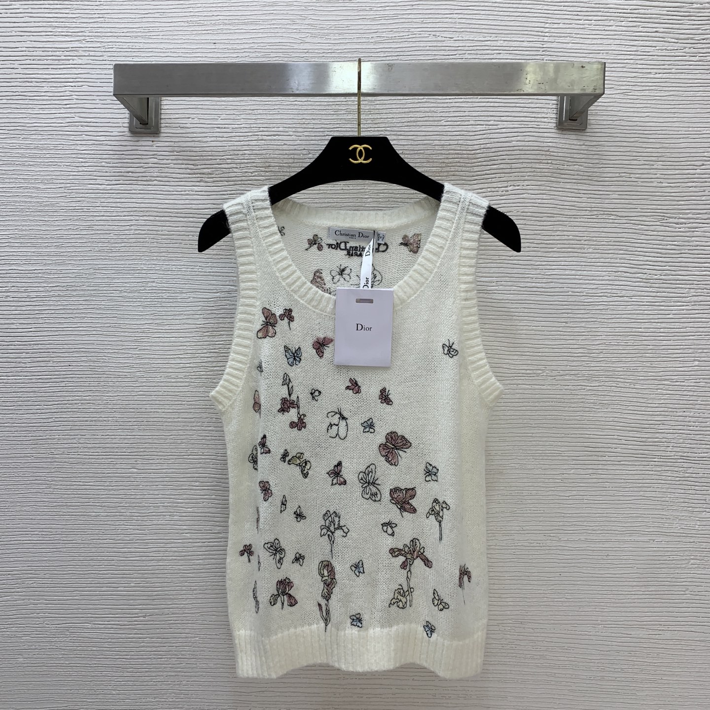 NO:610288,Style No. G25112257 Dio* new high-end customized mohair fabric is soft and skin-friendly!  Heavy-duty plant butterfly embroidery pattern stretch knitted vest with inner top!  Off-white, (M size bust 84, length 55) hair, dior, alexander wang19860909款号G25112257 Dio*新款 高端定制马海毛面料软糯亲肤！重工植物蝴蝶刺绣图案弹力针织背心内搭上衣！米白色,（M码胸围84,衣长55）发,,dior,alexander wang,Women's clothing