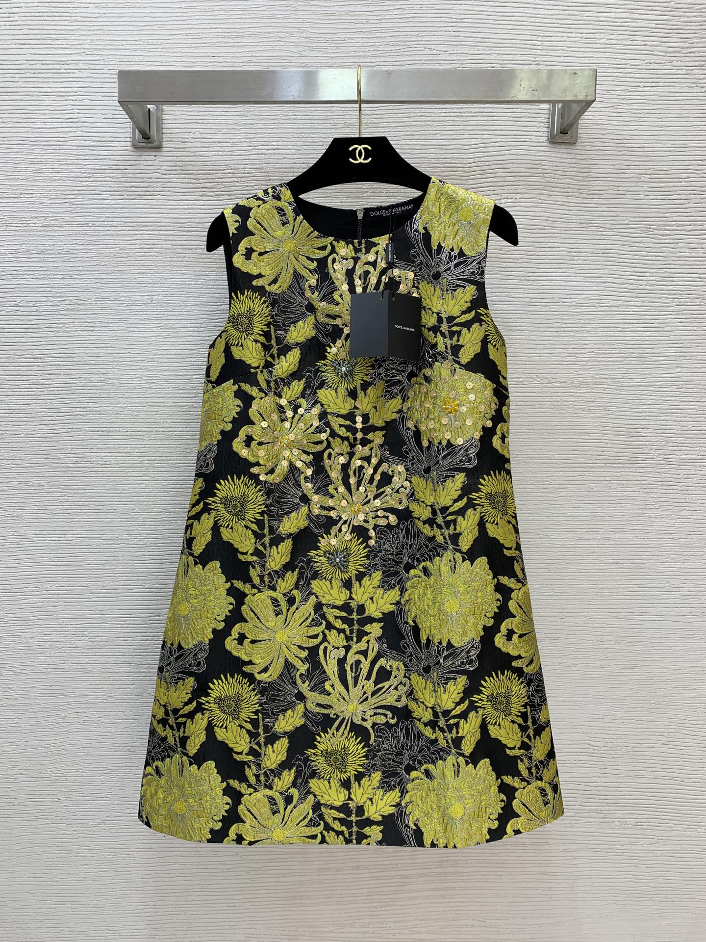 NO:607719,Style number G25111943 Dolce & Gabbana DG new high-end customized floral jacquard, crisp and stylish fabric!  Small A-fit slimming sleeveless vest dress with heavy sequin embroidery decoration on the chest!  (S size bust 84, skirt length 84) hair,,Dolce&Gabbana,skirts,alexander wang19860909款号G25111943 杜嘉班纳DG新款 高端定制花卉提花、面料挺括有型！胸前重工珠片绣花装饰小A版型修身显瘦无袖背心连衣裙！ （S码胸围84,裙长84）发,,Dolce&Gabbana,skirts,alexander wang,Women's clothing