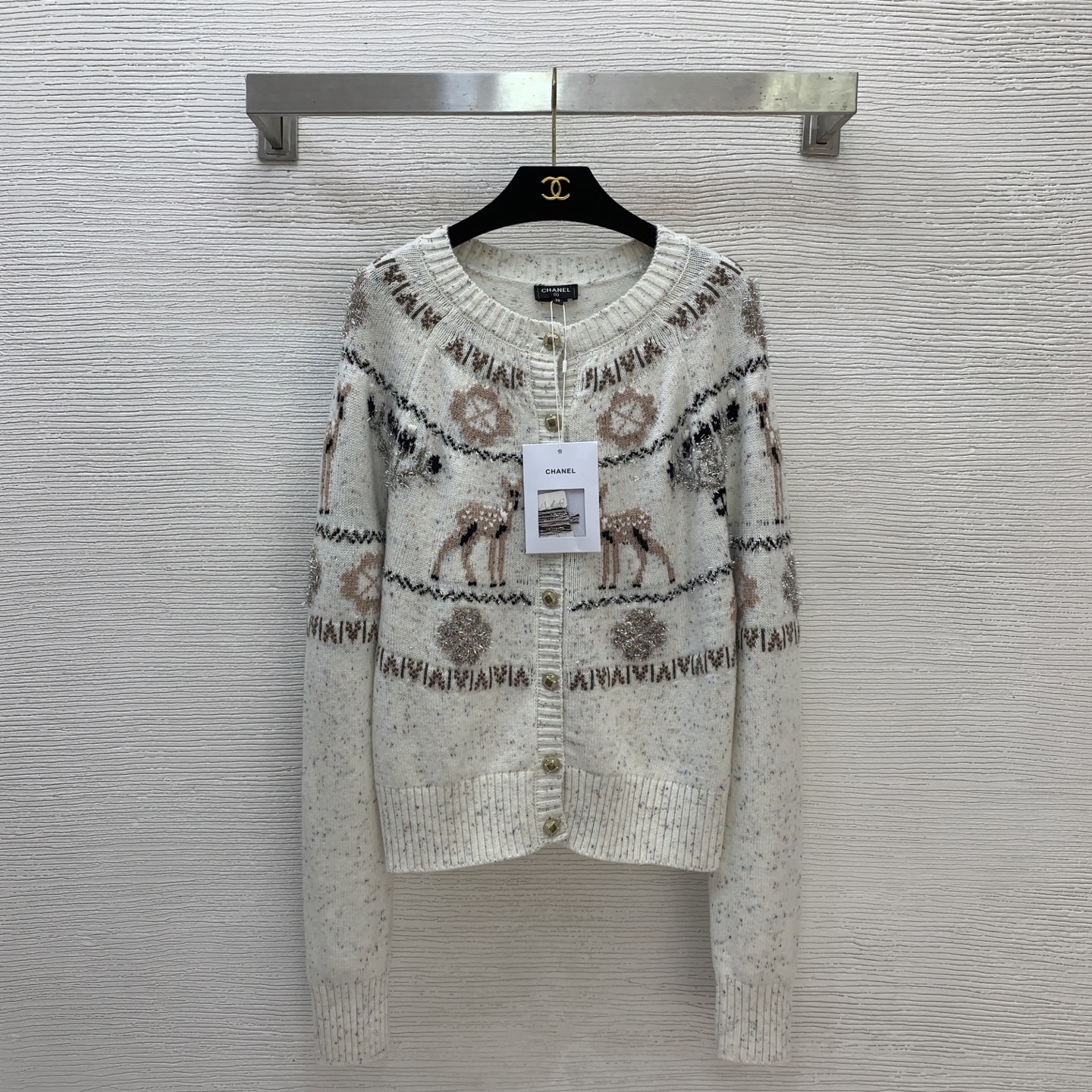 NO:608631,Style number G25112058 CHANE* new high version hot model recommended for Christmas!  Fragrant Grandma's ski series blingbling flash silk braided button placket round neck long sleeve short cardigan top!  Apricot white, navy blue, dark brown, 36.38.40 (size 38 bust 90, raglan sleeve length 73, dress length 58),,chanel,alexander wang19860909款号G25112058 CHANE*新款 高版本爆款圣诞推荐入！香奶奶家滑雪系列blingbling闪丝编织系扣门襟圆领长袖短款开衫上衣！杏白色、藏青色、深咖色、36.38.40（38码胸围90,连肩袖长73,衣长58）,,chanel,alexander wang,Women's clothing