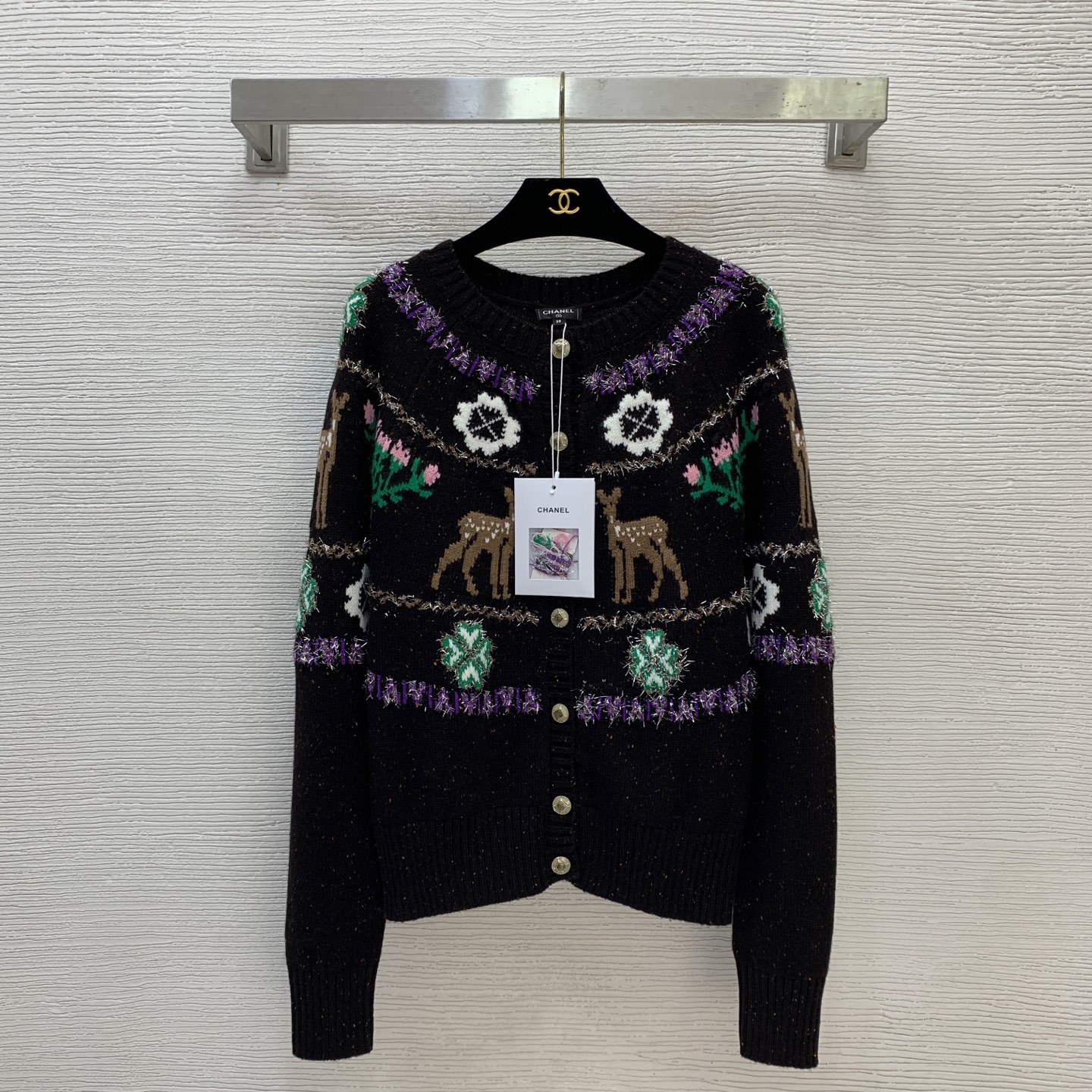 NO:608639,Style number G25112058 CHANE* new high version hot model recommended for Christmas!  Fragrant Grandma's ski series blingbling flash silk braided button placket round neck long sleeve short cardigan top!  Apricot white, navy blue, dark brown, 36.38.40 (size 38 bust 90, raglan sleeve length 73, dress length 58),,chanel,alexander wang19860909款号G25112058 CHANE*新款 高版本爆款圣诞推荐入！香奶奶家滑雪系列blingbling闪丝编织系扣门襟圆领长袖短款开衫上衣！杏白色、藏青色、深咖色、36.38.40（38码胸围90,连肩袖长73,衣长58）,,chanel,alexander wang,Women's clothing