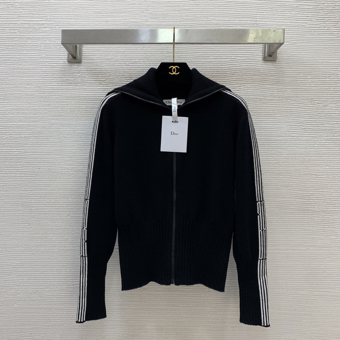 NO:610271,Model No. G25112284 Dio* new high-end customized wool yarn fabric, CD zipper placket, contrasting stripes, navy collar, fashionable age-reducing slim fit knitted cardigan top!  Black, 36.38.40 (size 38 bust 92, sleeve length 55, dress length 52) hair, dior, alexander wang19860909款号G25112284 Dio*新款 高端定制羊毛纱线面料、CD拉链门襟撞色条纹海军领时尚减龄修身显瘦针织开衫上衣！黑色,36.38.40（38码胸围92,袖长55,衣长52）发,,dior,alexander wang,Women's clothing