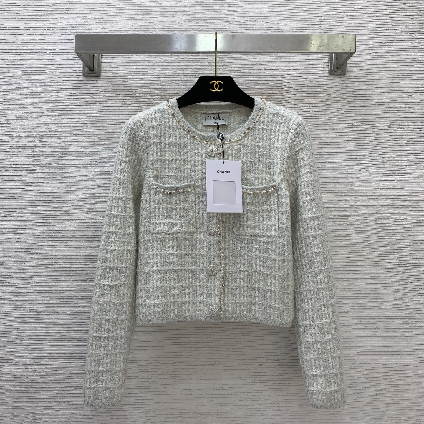 NO:609452,Model No. D25112142 CHANE*L new silver blended diamond studded bead edge gemstone flower buttons double pocket buttoned round neck long sleeve short knitted cardigan top!  Silver, yellow, pink, (M size bust 84, sleeve length 57, dress length 46) top,,chanel,alexander wang19860909款号D25112142 CHANE*L新款 银丝混纺镶钻钉珠边宝石花朵纽扣双口袋系扣圆领长袖短款针织开衫上衣！银色、黄色、粉色、 （M码胸围84,袖长57,衣长46）上衣,,chanel,alexander wang,Women's clothing