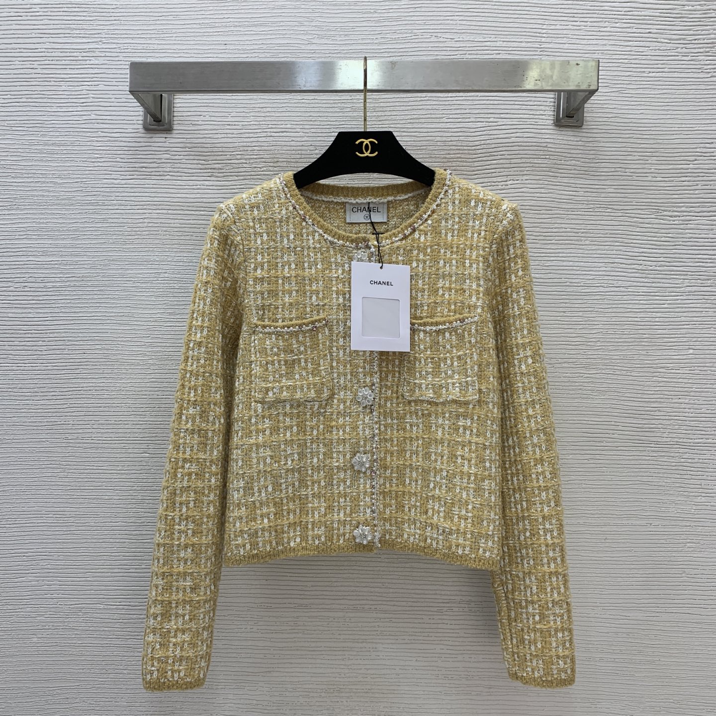 NO:609451,Model No. D25112142 CHANE*L new silver blended diamond studded bead edge gemstone flower buttons double pocket buttoned round neck long sleeve short knitted cardigan top!  Silver, yellow, pink, (M size bust 84, sleeve length 57, dress length 46) top,,chanel,alexander wang19860909款号D25112142 CHANE*L新款 银丝混纺镶钻钉珠边宝石花朵纽扣双口袋系扣圆领长袖短款针织开衫上衣！银色、黄色、粉色、 （M码胸围84,袖长57,衣长46）上衣,,chanel,alexander wang,Women's clothing