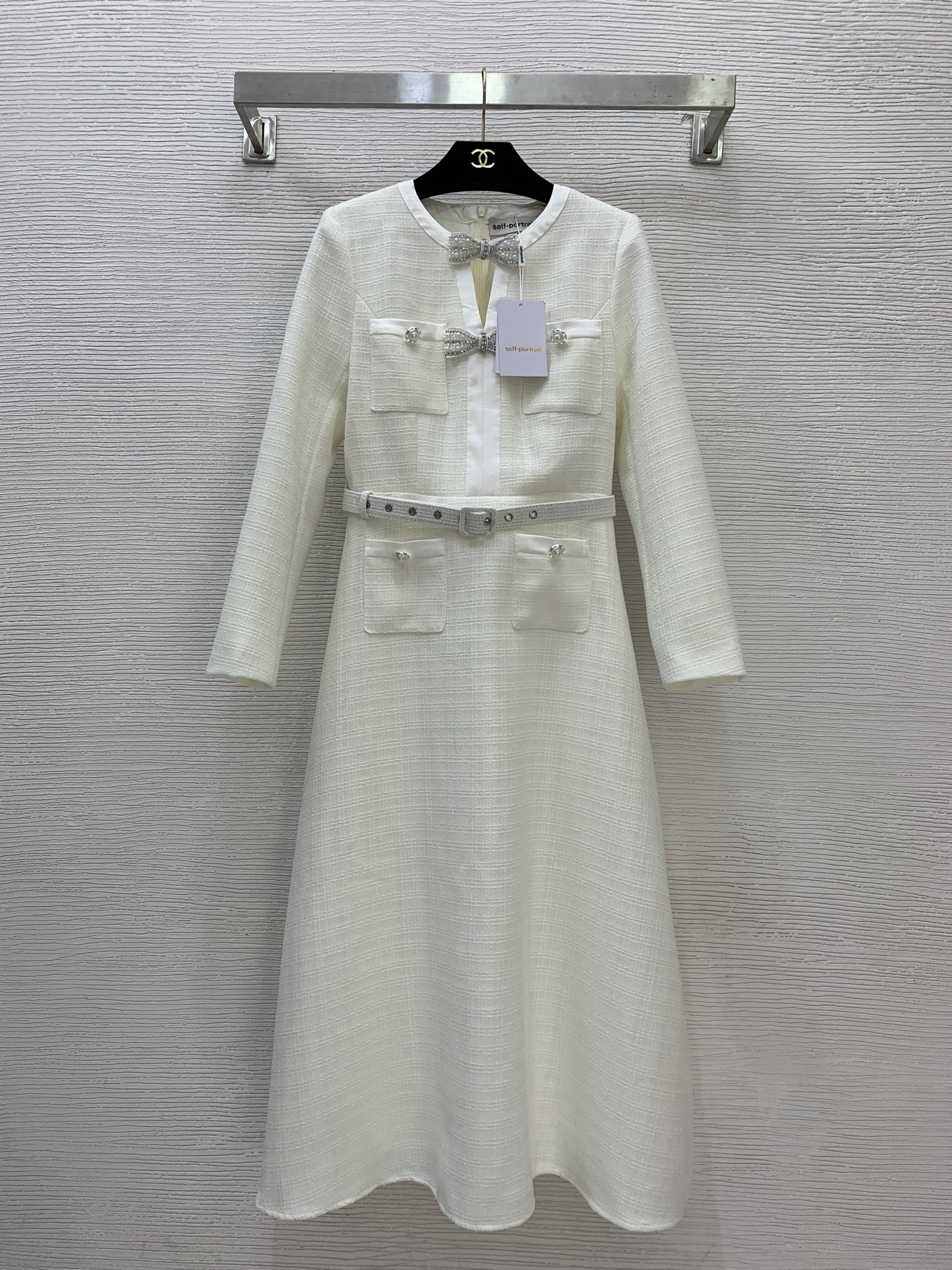 NO:607705,Style No. G25111927 Self-portrai* New SP Home high-end custom-made slub fabric, satin hemming, high-end luxury heavy-duty diamond-encrusted pearl bow decoration, four-pocket waist slimming long-sleeved dress with wide hem!  Off-white, purple, (M size shoulder width 37, bust 88, waist 72, sleeve length 56, skirt length 118) hair,,skirts,alexander wang19860909款号G25111927 Self-portrai*新款SP家高端定制粗纺面料、缎面拼边高级感奢华重工镶钻珍珠蝴蝶结装饰四口袋收腰显瘦大摆长袖连衣裙！米白色、紫色、  （M码肩宽37,胸围88,腰围72,袖长56,裙长118）发,,skirts,alexander wang,Women's clothing