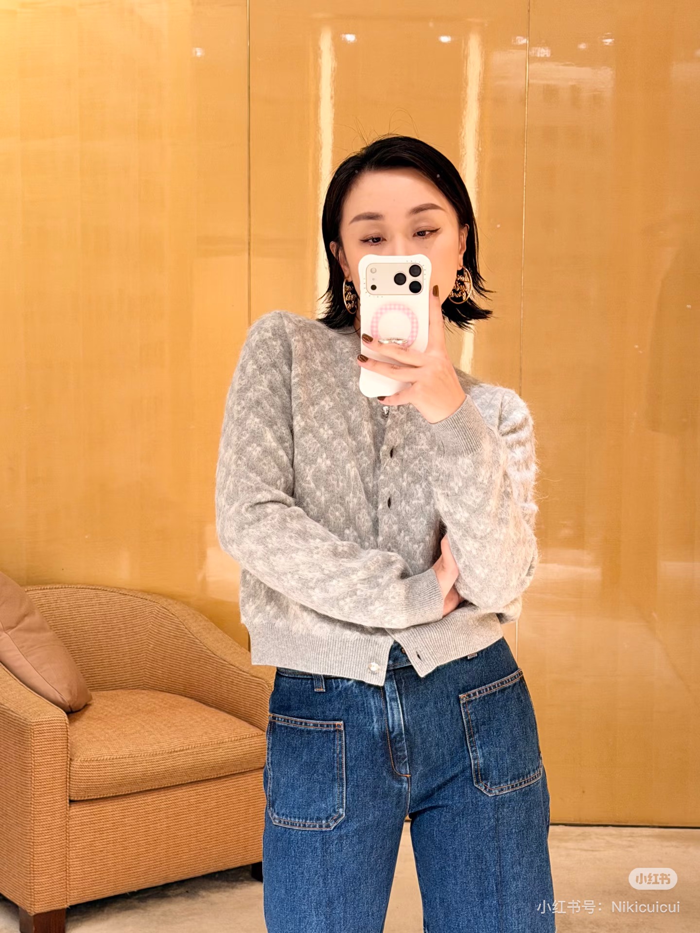 NO:607687,Style No. G25111925 LOUIS* Lujia LV’s new high-end customized wool yarn fabric, jacquard lettering logo all over, button placket, round neck, short long-sleeved knitted cardigan top!  Apricot, gray, (M size shoulder width 36, bust 94, sleeve length 63, dress length 54) hair,,louis vuitton,louis vuitton,louis vuitton,louis vuitton,alexander wang19860909款号G25111925 LOUIS*驴家LV新款 高端定制羊毛纱线面料、满身老花字母logo提花系扣门襟圆领短款长袖针织开衫上衣！杏色、灰色、（M码肩宽36,胸围94,袖长63,衣长54）发,,louis vuitton,louis vuitton,louis vuitton,louis vuitton,alexander wang,Women's clothing