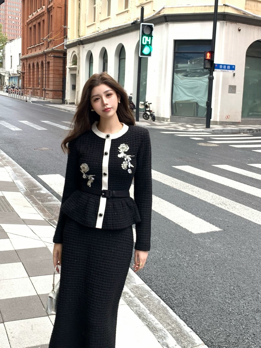 NO:608699,Style No. G25112087 Self-portrai* New SP Home custom-made sequin woven knitted fabric with elegant temperament, contrasting edges, heavy beaded embroidered hem, ruffle stitching, slim fit, round neck sweater top, free belt belt!  Black, (S size bust 80～84, sleeve length 56, dress length 47) hair,,alexander wang19860909款号G25112087 Self-portrai*新款SP家定制亮片编织针织面料气质高雅撞色边重工珠片绣花下摆荷叶边拼接修身显瘦圆领针织衫上衣赠送皮带腰带！黑色, （S码胸围80～84,袖长56,衣长47）发,,alexander wang,Women's clothing