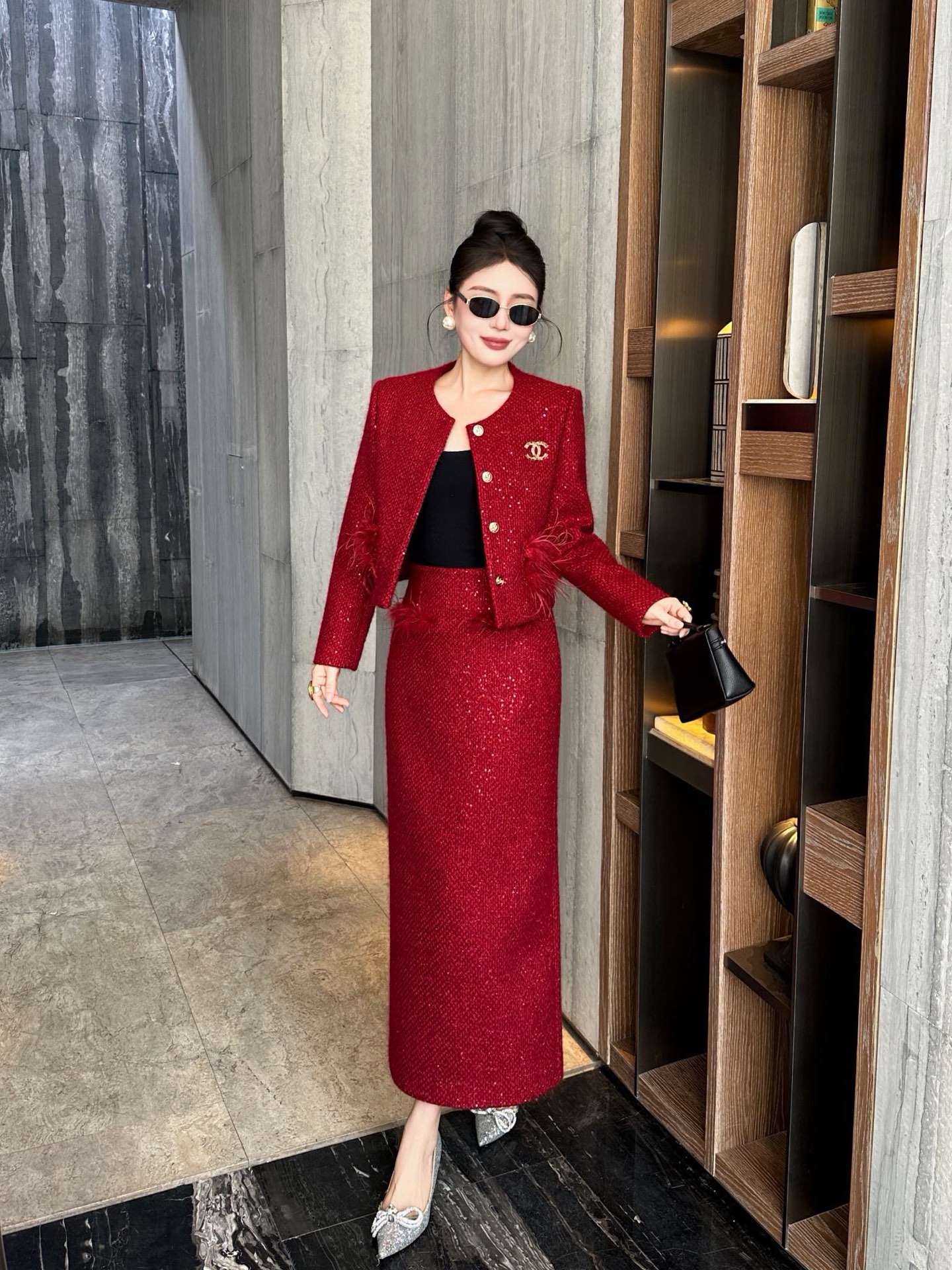 NO:608623,Style No. G25112054 Chane*’s new high-end customized elegant lady-style two-piece suit!  Ostrich feather-embellished buttoned round neck, long-sleeved short coat, high waist, hip-covering skirt with slits at the back!  White, red, gray, (M size shoulder width 39 with shoulder pads, bust 96, sleeve length 58, dress length 48; waist 76, skirt length 86) Hair,,chanel,skirts,jackets & coats,alexander wang19860909款号G25112054 Chane*新款高端定制气质名媛小香风两件套装！鸵鸟毛装饰系扣圆领长袖短款外套高腰包臀后开叉半身裙！白色、红色、灰色、 （M码肩宽39有垫肩,胸围96,袖长58,衣长48；腰围76,裙长86）发,,chanel,skirts,jackets & coats,alexander wang,Women's clothing