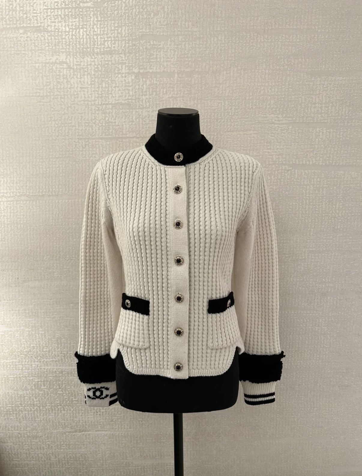 NO:609460,Style No. G25112179 CHANE*L new high-end customized wool blend pitted hemp pattern knitted fabric, contrasting color splicing, irregular hem wave design, slim fit buttoned cardigan knitted jacket top!  Off-white, black, 36.38.40 (38 size bust 94, sleeve length 60, dress length 55) hair,,chanel,jackets & coats,alexander wang19860909款号G25112179 CHANE*L新款高端定制羊毛混纺坑条麻花纹针织面料、撞色拼接不规则下摆波浪设计修身显瘦系扣开衫针织外套上衣！米白色、黑色、36.38.40（38码胸围94,袖长60,衣长55）发,,chanel,jackets & coats,alexander wang,Women's clothing