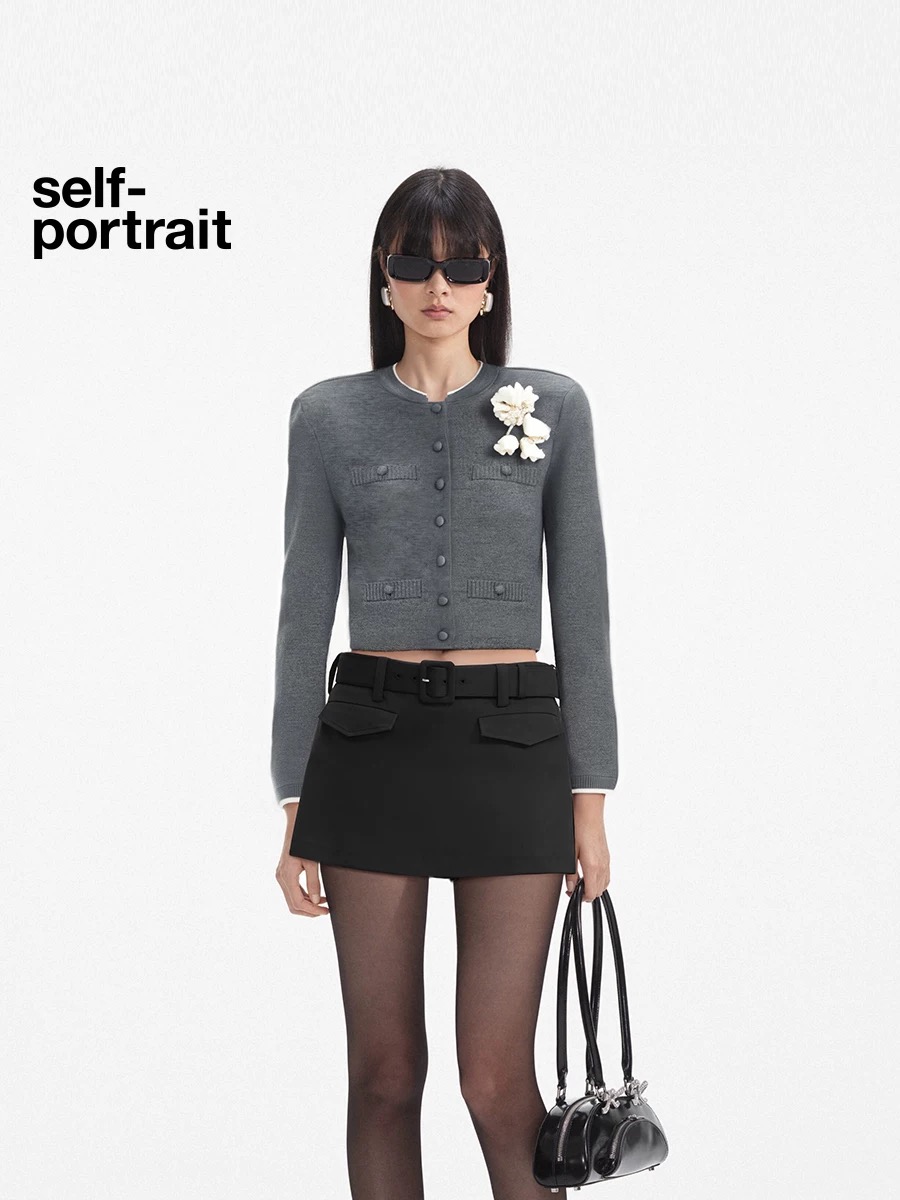 NO:609455,Style No. G25112135 Self-portrai* new SP home custom-made contrasting color splicing flower brooch decoration buttoned stand-up collar long-sleeved knitted cardigan short top!  Red, gray, (M size shoulder width 37, chest 78, sleeve length 59, dress length 43) top, brooch, breastpin, alexander wang19860909款号G25112135 Self-portrai*新款SP家定制撞色拼接花朵胸针装饰系扣立领长袖针织开衫短款上衣！红色、灰色、（M码肩宽37,胸围78,袖长59,衣长43）上衣,,brooch，breastpin,alexander wang,Women's clothing