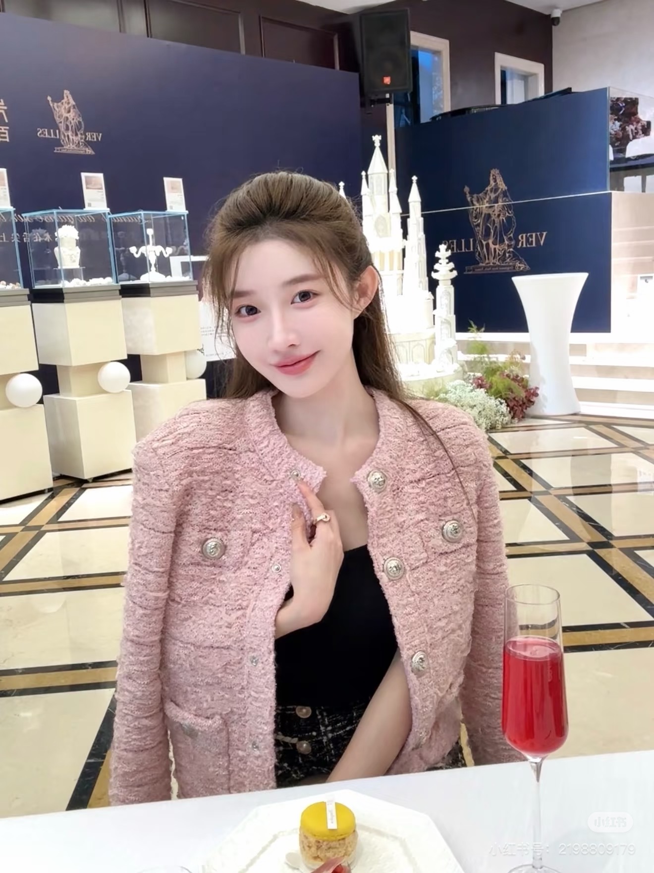 NO:610298,Model No. G25112278 BALMAI* BALMAI's new model, classic lion head buttons, pick-up pit stripes and horizontal stripes knitted fabric, elegant ladylike round neck long-sleeved knitted cardigan top!  Off-white, pink, black, (size M shoulder width 36 with shoulder pads, bust 90, sleeve length 52, dress length 47) hair,,balmain,alexander wang19860909款号G25112278 BALMAI*巴曼家新款 经典狮子头纽扣、挑线坑条横纹针织面料气质淑女圆领长袖针织开衫上衣！米白色、粉色、黑色、（M码肩宽36有垫肩,胸围90,袖长52,衣长47）发,,balmain,alexander wang,Women's clothing