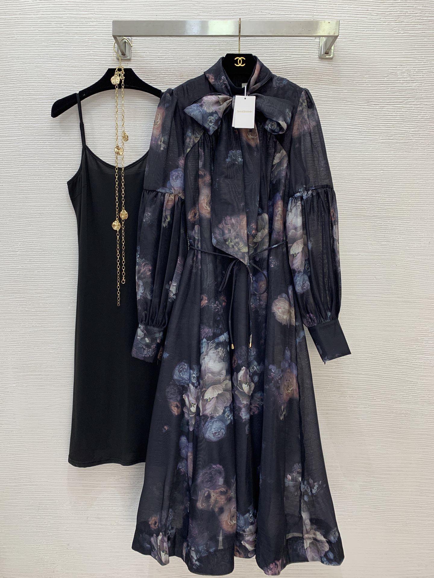 NO:621867,Style No. G25112534 ZIMMERMA*N ZIMMERMA*N Australian brand, high-end customized ink smudged floral print, lantern sleeves and splicing, with belt to tighten the waist, slimming, stand-up collar, long-sleeved long dress, solid color inner suspender skirt!  Black, 1.2.3.4/SMLXL (size 2 bust 104~108, sleeve length 72, skirt length 133; inner bust 84 high elasticity, length 91 excluding shoulder straps) hair,,skirts,alexander wang19860909款号G25112534 ZIMMERMA*N 兹默曼澳洲品牌 高端定制水墨晕染花卉印花灯笼袖拼接搭配腰带收腰显瘦立领长袖长款连衣裙纯色内搭吊带打底裙！黑色,1.2.3.4/SMLXL（2码胸围104～108,袖长72,裙长133；内搭胸围84高弹力,长度91不含肩带）发,,skirts,alexander wang,Women's clothing