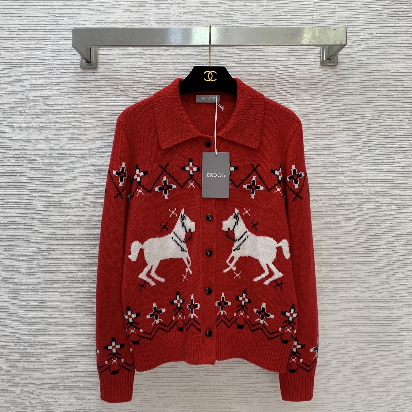 NO:622948,Model No. G25112673 ERD*S Er's new model for the 26th zodiac horse New Year recommends high-end customized wool yarn fabrics, Fair Isle galloping horse patterns, fashionable and western-style buttoned lapels, long-sleeved knitted cardigan sweater tops!  Red, (M size shoulder width 36, chest, sleeve length 60, dress length 58) hair,,sweaters,alexander wang19860909款号G25112673 ERD*S鄂尔家新款 26年生肖马新年推荐入高端定制羊毛纱线面料、费尔岛奔马图案时尚洋气系扣翻领长袖针织开衫毛衣上衣！红色,（M码肩宽36,胸围,袖长60,衣长58）发,,sweaters,alexander wang,Women's clothing