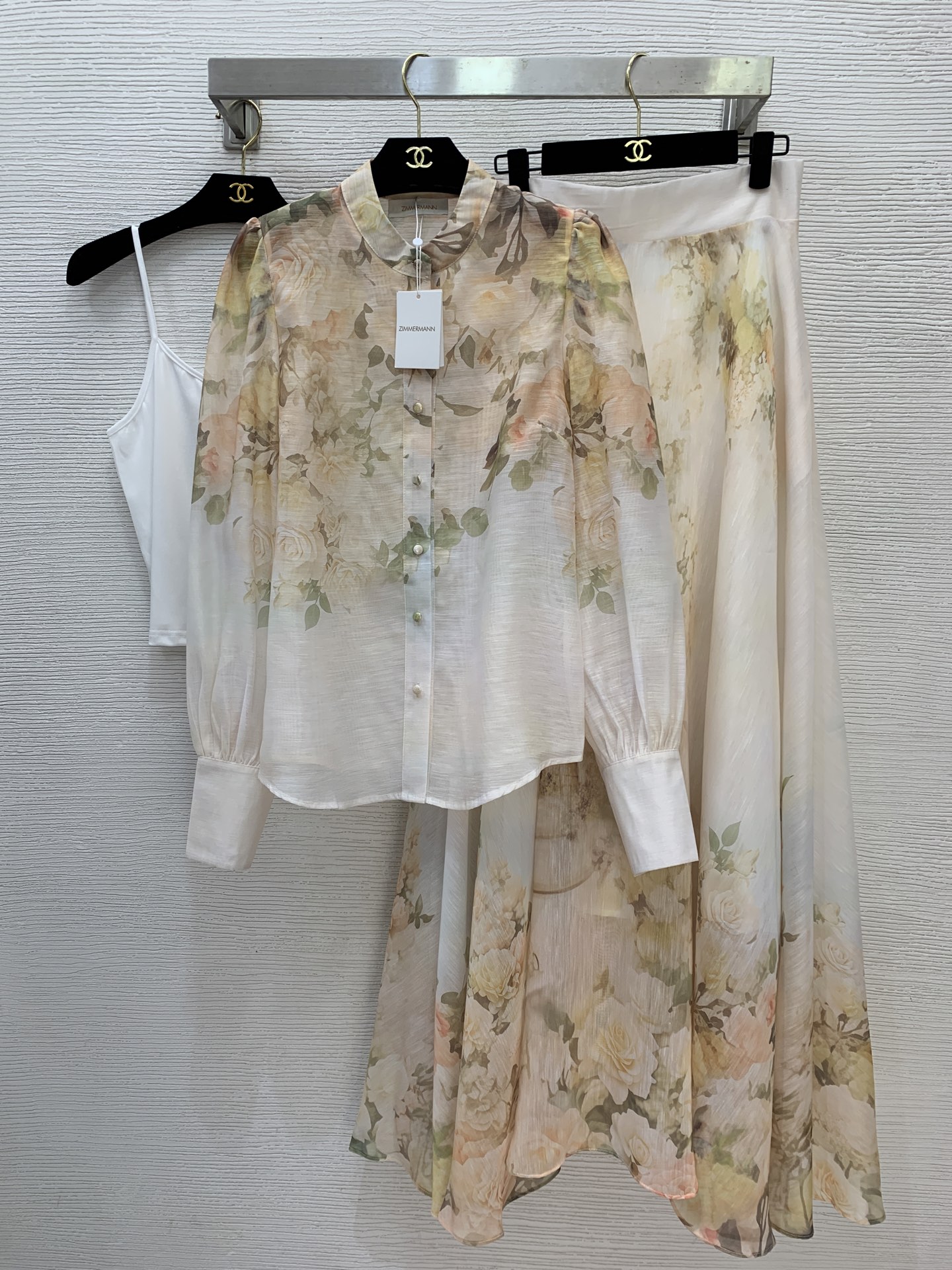 NO:621538,Style No. G25112427 ZIMMERMA*N Zimmerman Australian brand high-end custom fashion retro printed three-piece suit!  Slim fit stand-up collar long-sleeved shirt top with solid color suspenders and a bottoming shirt with a high waist and wide hem long skirt!  1.2.3.4/SMLXL (size 2 bust 94, sleeve length 70, dress length 68; inner bust 76 super elastic, total length 45; waist 70, skirt length 117) hair,,skirts,alexander wang19860909款号G25112427 ZIMMERMA*N 兹默曼澳洲品牌 高端定制时尚复古印花三件套装！修身版立领长袖衬衣上衣纯色吊带内搭打底衫高腰大摆长款半身裙！1.2.3.4/SMLXL（2码胸围94,袖长70,衣长68；内搭胸围76超弹力,总长度45；腰围70,裙长117）发,,skirts,alexander wang,Women's clothing